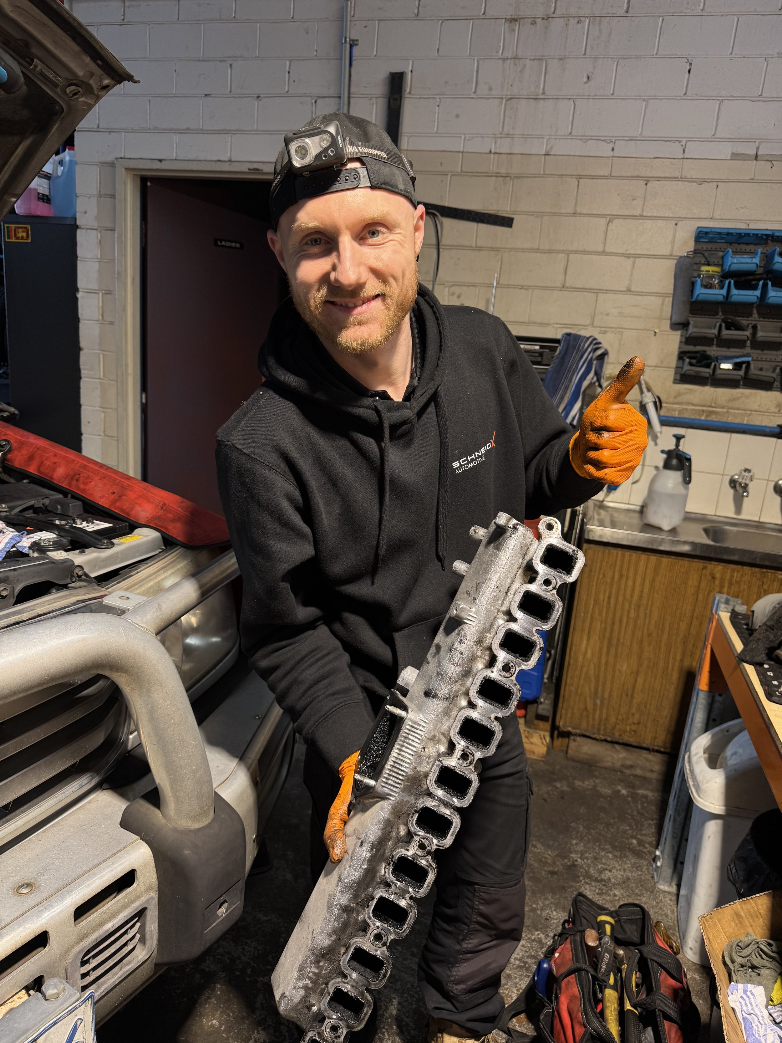 Fixing intake manidfold in toyota landcruiser. mechanic work