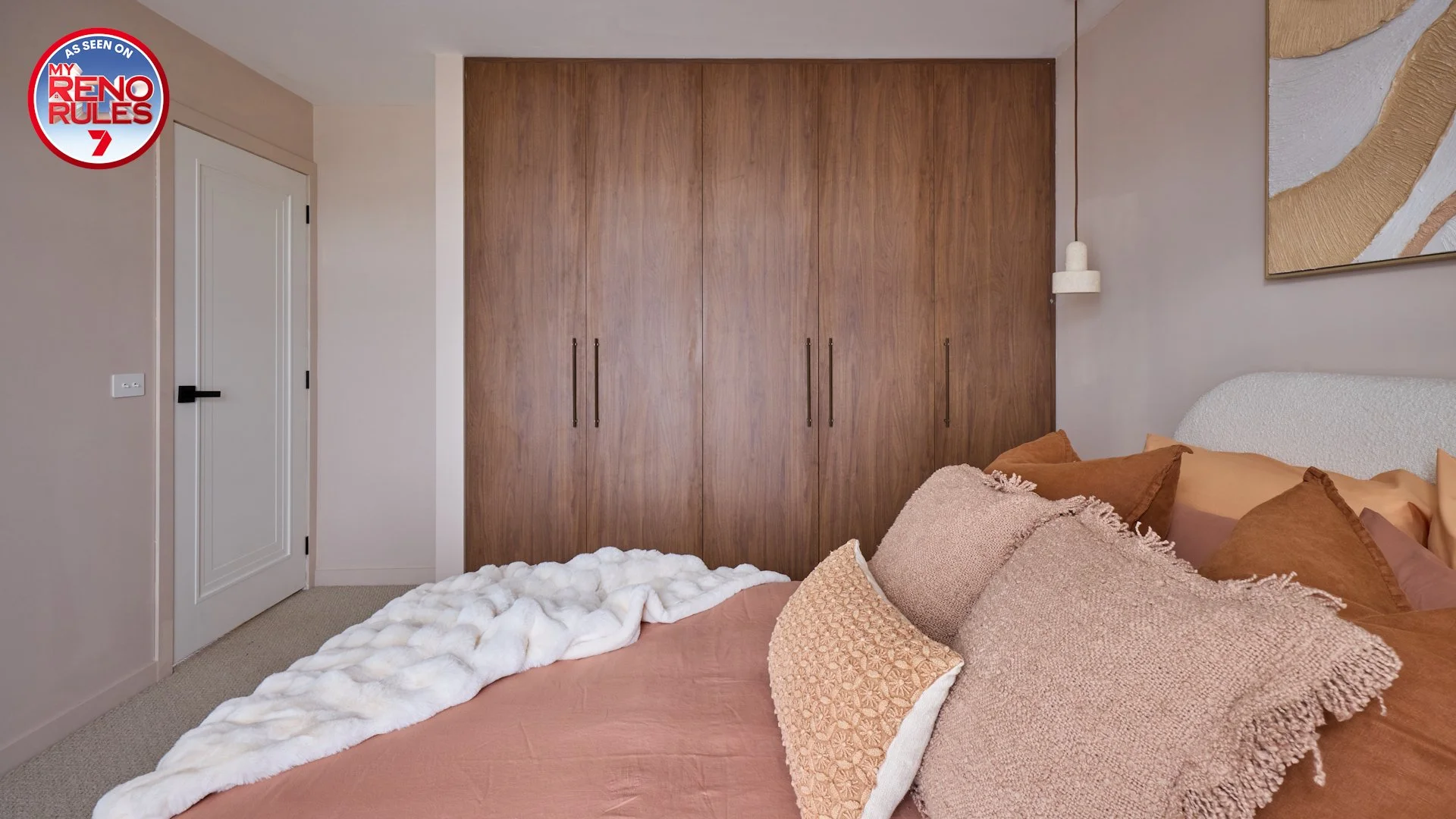Emma and Michelle’s wardrobe on My Reno Rules, featured on Channel 7, showcased a sleek and functional design using Florentine Walnut Polytec and handles by touch handles. The judges praised the robe for its clean finish and seamless integration into