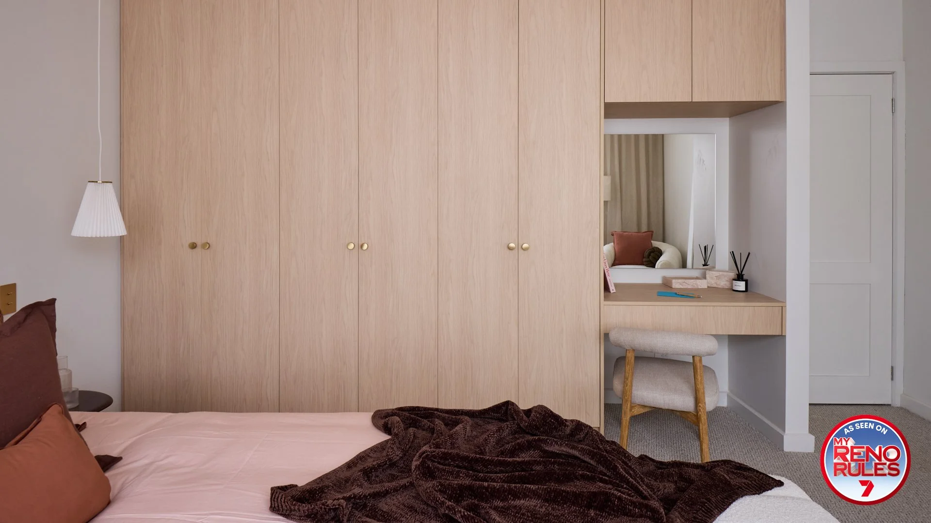 Frank and Isaac’s wardrobe on My Reno Rules, featured on Channel 7, showcased a warm and sophisticated design using Polytec Blonde Oak cabinetry paired with knobs from touch handles. Complete with a dedicated makeup station, the space combined practi