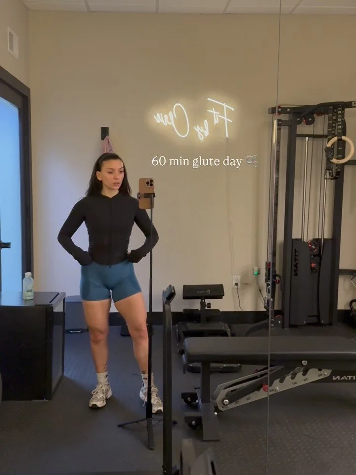 60 min glute day 

➡️ tempo squats 
➡️ tempo RDLs
➡️ side laying cable press 
➡️ kneeling cable kickbacks + pulses 

SAVE this for your next leg day, repeat weekly and watch your glutes 📈

#njpersonaltrainer #bergencountybusiness #privatestudio #wom