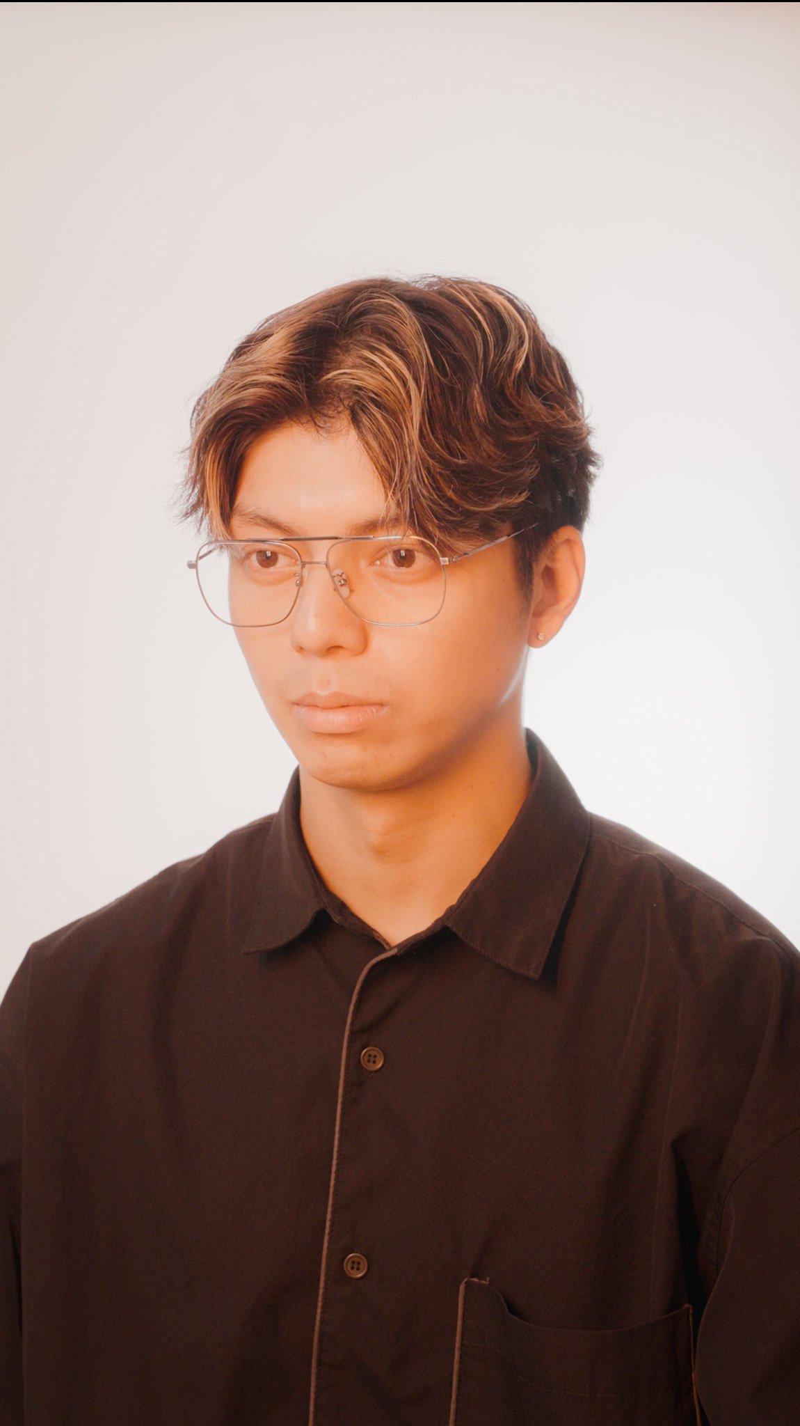 Riku’s professional journey is backed by an extensive portfolio of high-impact commercials and meticulous event documentaries. In the commercial sector, he has collaborated with diverse brands to translate corporate identities into compelling visual