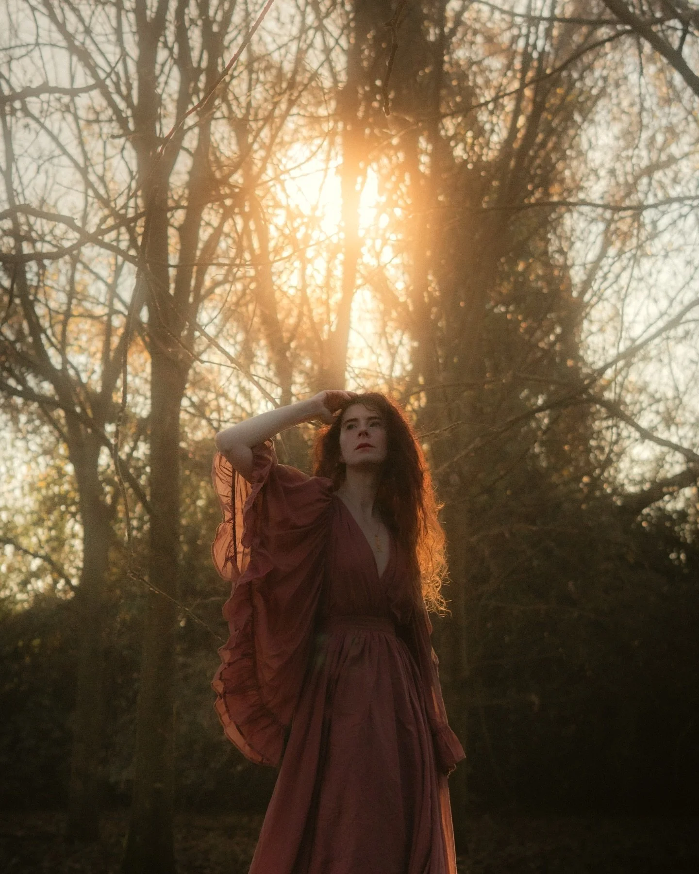 The last days of autumn feel warmer than expected, filled with soft air and long stretches of sun.
When I go out, I can still feel the warmth on my skin.
It feels like autumn is stretching itself thin, not quite ready to let go, and while I&rsquo;m l