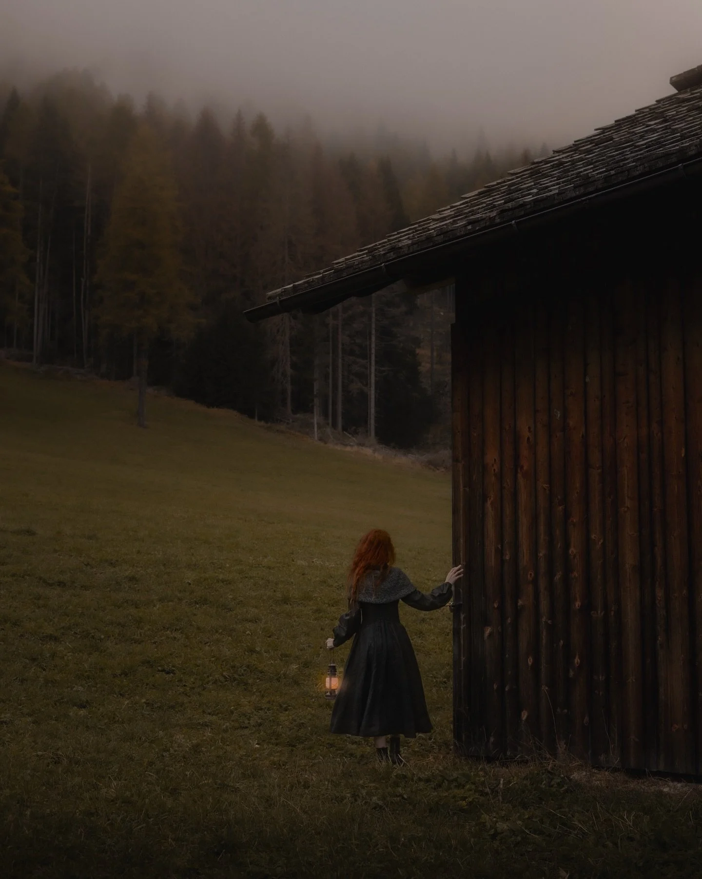 Once again romanticizing wooden cabins like it&rsquo;s my full-time job. Sorry not sorry 😉
&zwnj;
♡
&zwnj;
Wearing my beautiful carmen dress in Black Pansy from @sondeflor (thrifted) and an handmade shawl