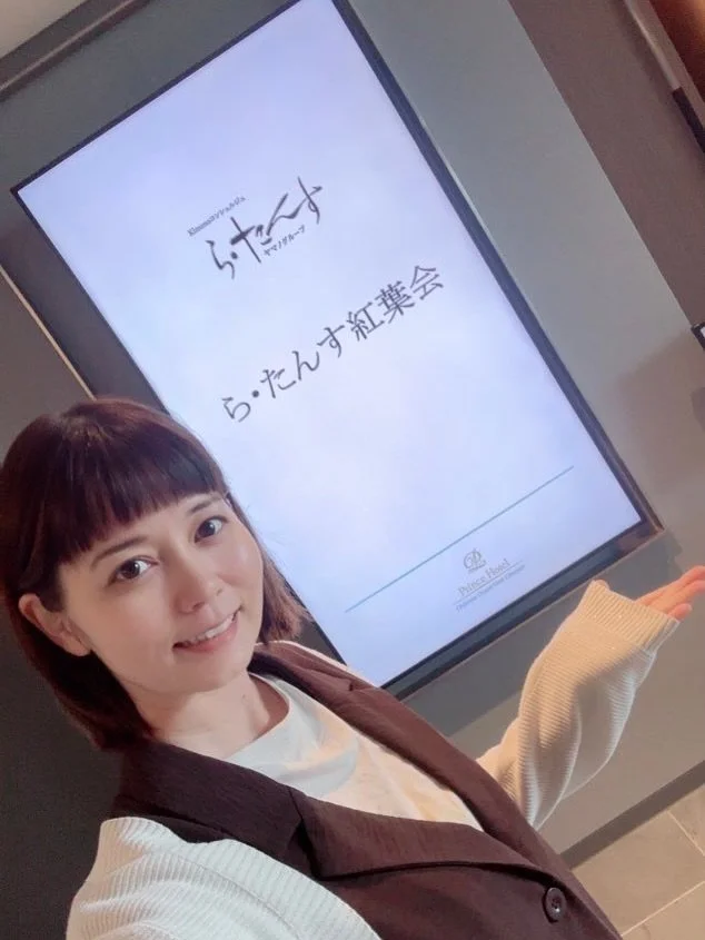 沖縄プリンスホテル
オーシャンビューぎのわんにて

『ら・たんす 紅葉の会』
ヤマノホールディングスさんが主催する着物合同パーティー内での落語鑑賞会に出演いたしました‼️

着物を着てお出掛けする機会を作ろう、ということで参加者は皆さんお着物👘✨

抽選会もあって大盛り上がり！

カメラマン赤嶺さんから「仕事中なのに楽しませてもらいました！」と嬉しい言葉🥹

素敵なイベントに参加させていただきありがとうございました🙇&zwj;♀️🌟

 #着物  #らたんす  #落語会