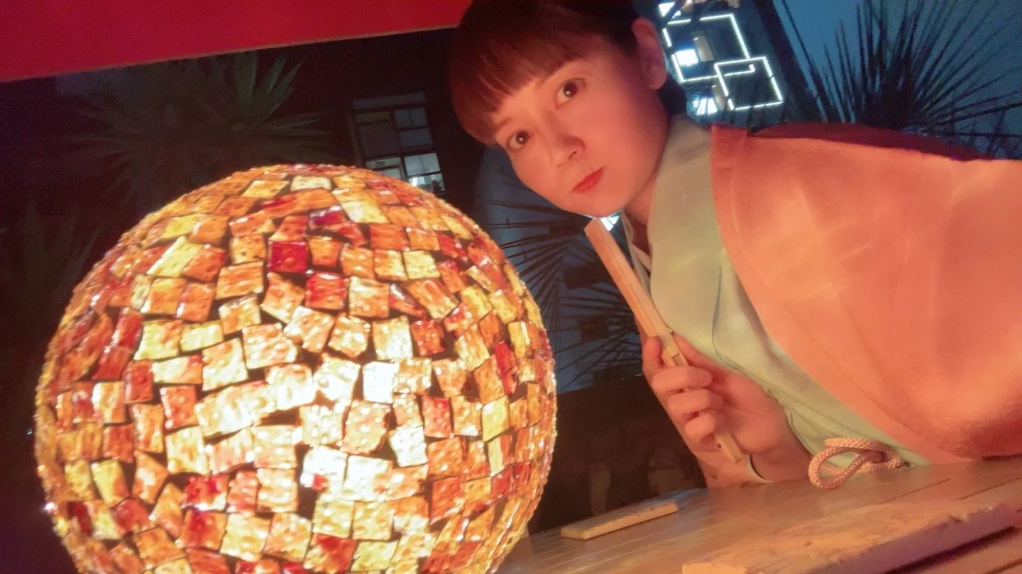 2025年11月28日
『肆寄席』

神保町にある肆-YON-さんにて、 #林家咲太朗 さんに声を掛けていただき二人会に出演いたしました😆✨

会場には音楽を楽しむための素晴らしい音響が設置されているので、落語の合間にそれぞれ好きな１曲を紹介してみたりと趣向を凝らした会となりました‼️

ご来場誠にありがとうございました🙇&zwj;♀️

テラスには綺麗なステンドグラスの照明が✨
こういう照明、お家におきたいなぁ。

 #落語会  #神保町 
 #二ツ目落語家