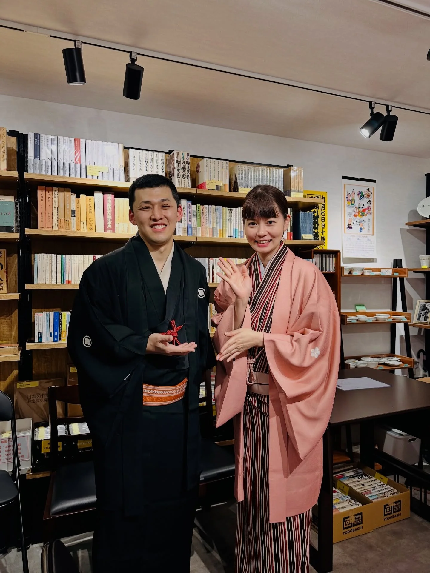 2025年12月5日  #根津
 #古書ろんばけ さんにて
「杏寿・市松 二人寄席〜師走の宵に笑いのひととき〜」
⁡
 #柳亭市松 兄さんに声を掛けていただき
二人寄席に出演させていただきました😆✨
⁡
実は一緒に二ツ目に昇進をした同期の兄さんです！
⁡
ろんばけさんでは初の落語会とのことでしたが、おかげさまで満員御礼🎊誠にありがとうございました‼️
⁡
 #落語会 
 #二ツ目落語家