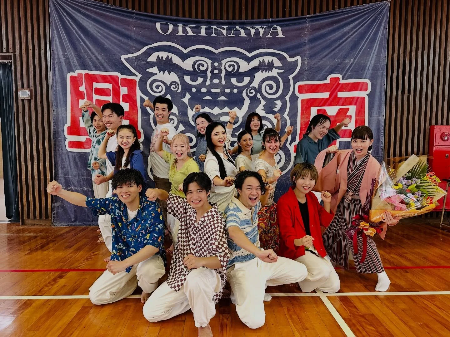 沖縄へ🌴🌺✈
⁡
興南中学校 『秋の芸術鑑賞会』
落語とミュージカルを鑑賞するという
異色のプログラム！
⁡
 #スタジオパフォ の皆さまとご一緒させていただきました🙌名曲揃いのミュージカルナンバーを、私も生徒の皆さんに混じって堪能いたしました♩
⁡
終わって、すごく綺麗な花束をいただき感激。🥹

花束を渡してくれた生徒さんが
「とてもおもしろかったです！落語聞きます！」
と笑顔で伝えてくれたのが、とても嬉しかった。

興南中学校の生徒の皆さま、先生方
誠にありがとうございました🙇&z