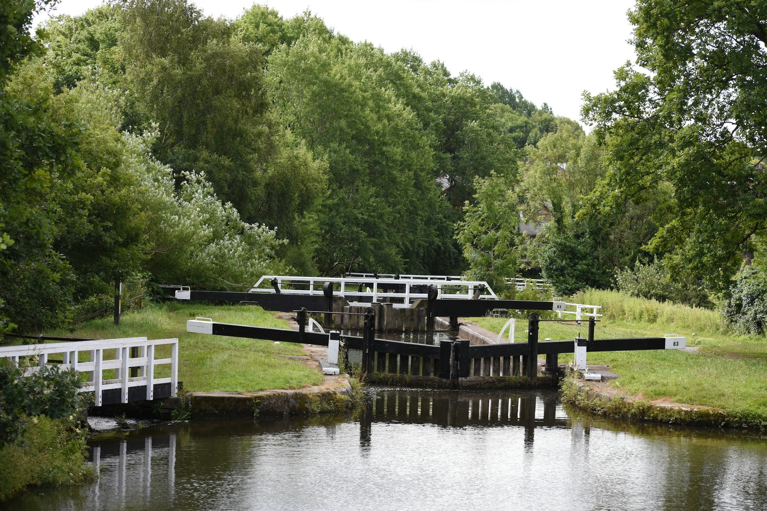 Sluisdeuren en bedieningswerken in een kanaal