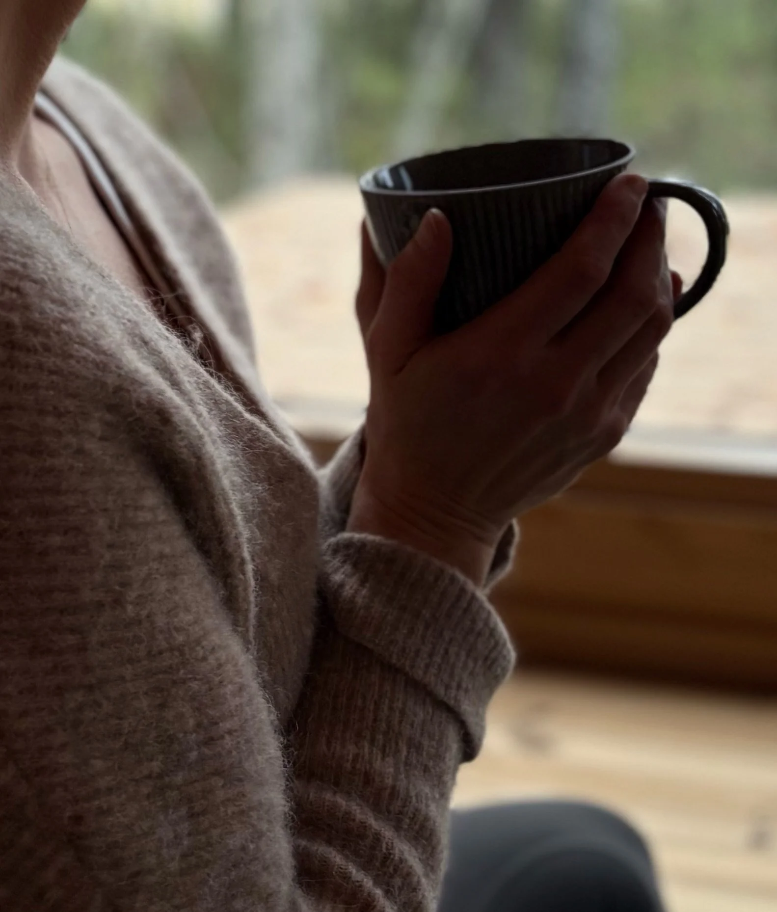 Kuvassa isoisoäidin vanha viilihylly jossa roikkuu koristeena kaunis käsintehty keraaminen, soikean muotoinen, koriste-esine. Siinä lukee turkoosilla pohjalla meditation.  