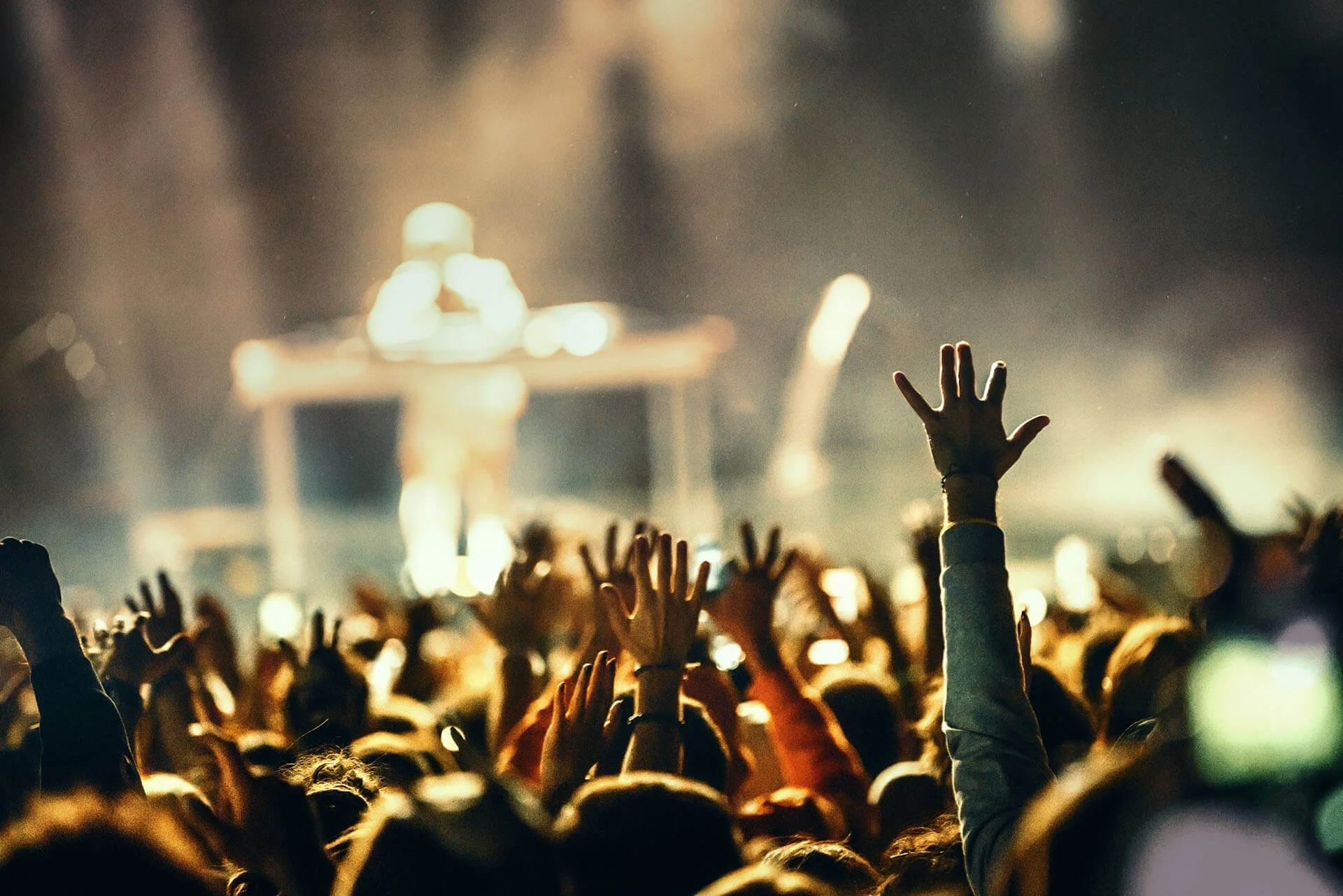 Huntr live DJ performance - house music show.jpg