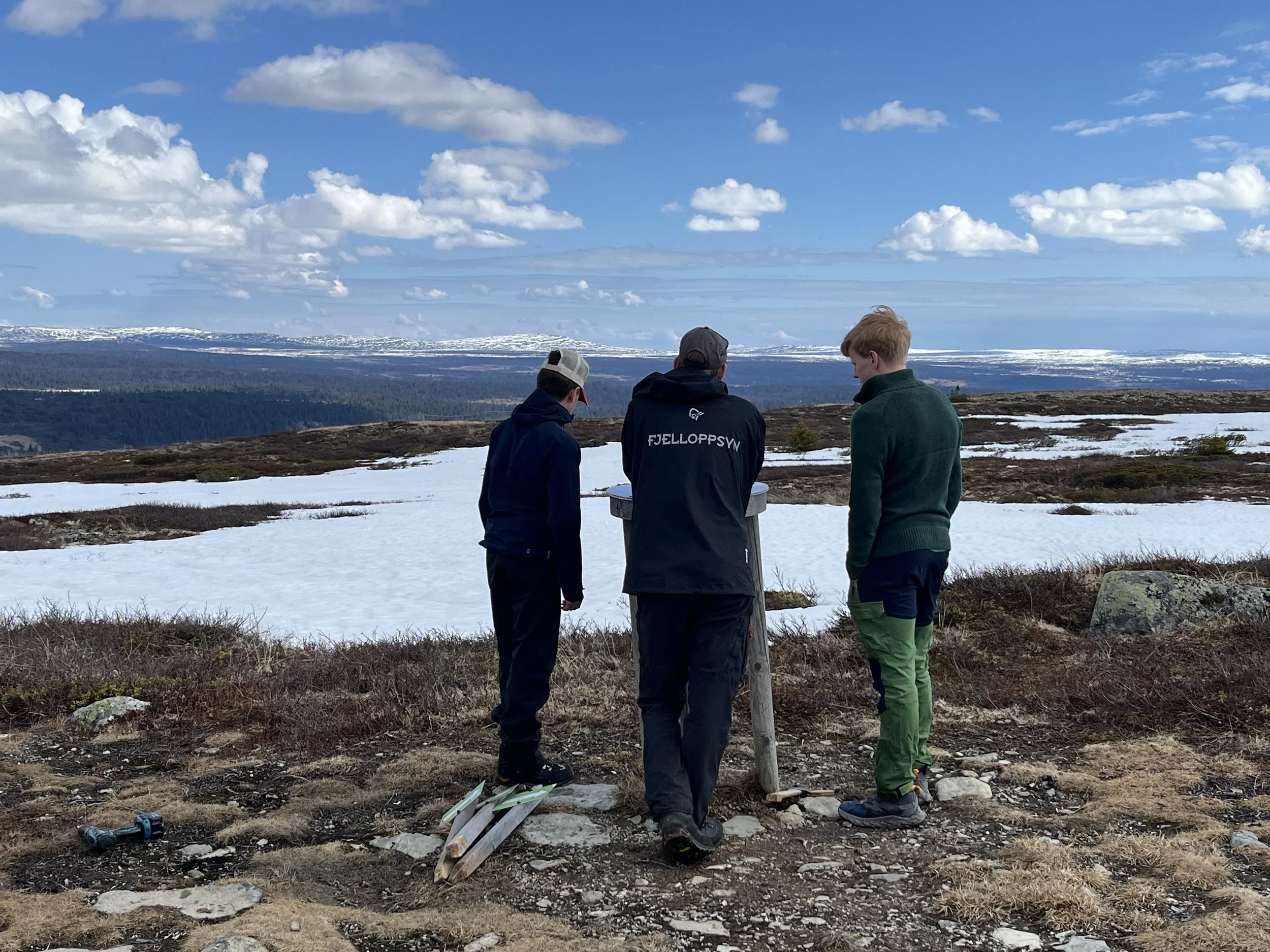  Sjøsæterfjellet mot Lyngkampen 20. mai 2026. En dag med jobbskygging for Engebret og Gudbrand. Utmerket arbeidshjelp med klagjøring av årets toppturer!  