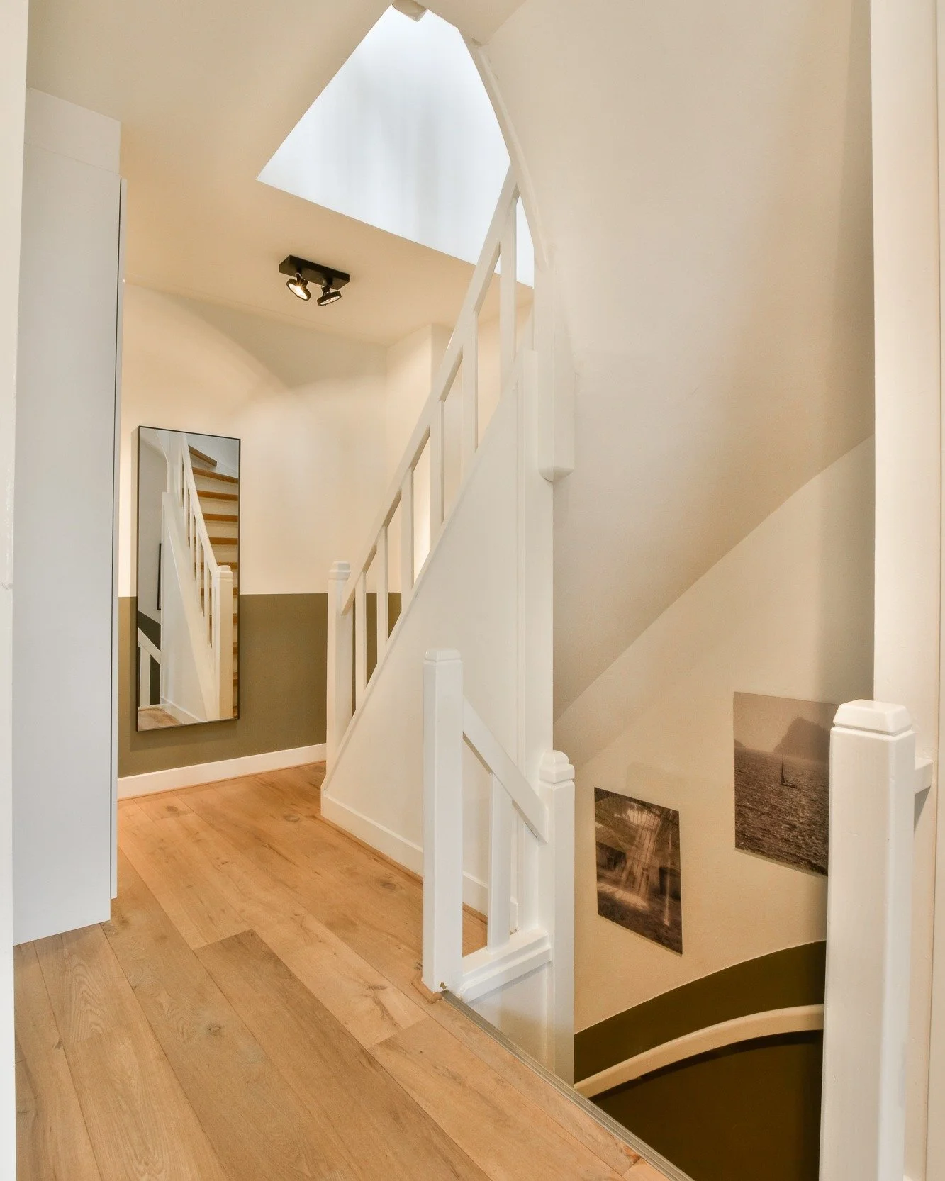 Wei&szlig; trifft Eiche: Eine harmonische Kombination f&uuml;r Zuhause 🏡✨
Die Verbindung von Wei&szlig; und Eichenholz schafft eine zeitlose und elegante Atmosph&auml;re in Wohnr&auml;umen. W&auml;hrend Wei&szlig; f&uuml;r Frische und Helligkeit sor