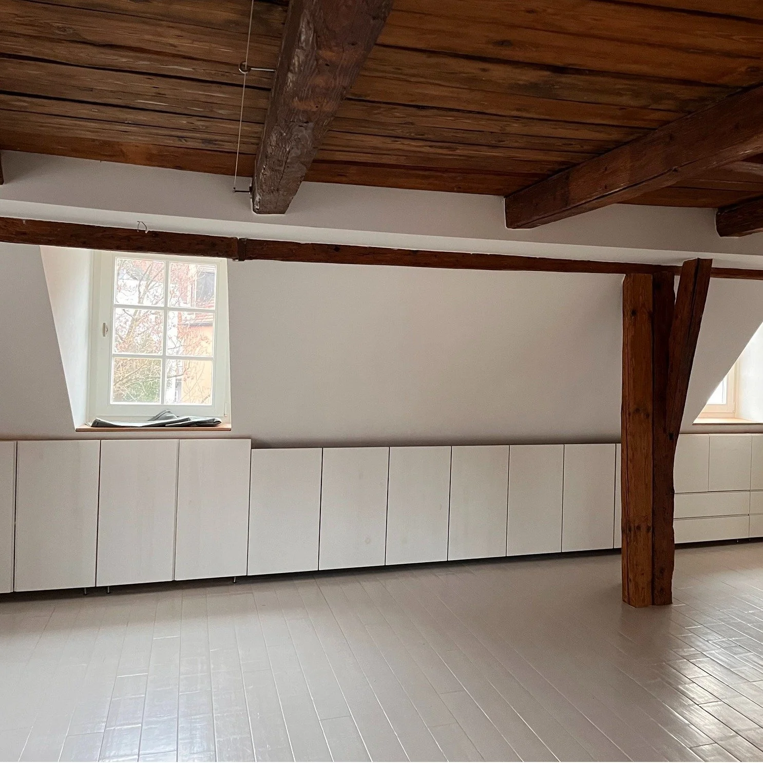 Wo ist die Heizung? Clever versteckt in der Mitte der Einbauschr&auml;nke &ndash; keine einfache Aufgabe in einem alten denkmalgesch&uuml;tzten Geb&auml;ude.
#HeizungVerstecken #Einbauschr&auml;nke #Denkmalgesch&uuml;tztesGeb&auml;ude #Innenarchitekt
