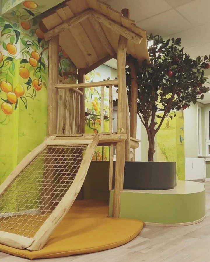Wartezeiten f&uuml;r Kinder k&ouml;nnen langweilig sein. Mit ma&szlig;gefertigten Holzarbeiten und kreativen Wandgestaltungen schaffen wir eine Umgebung, die Kinder zumindest etwas bei Laune h&auml;lt. 
#Holzarbeiten #Wandkunst #Kinderbereich #Wartez