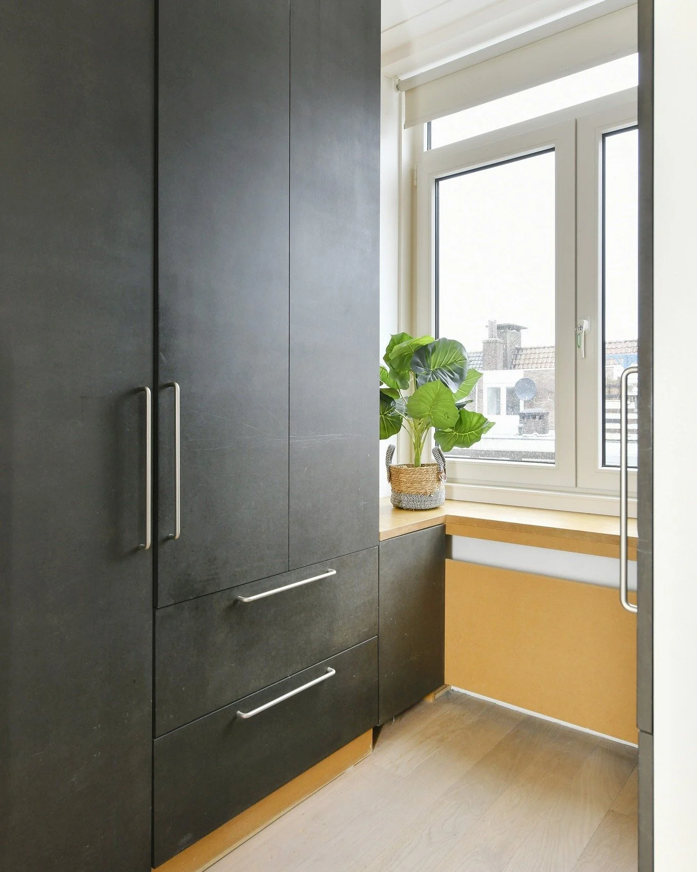 Fensterbank und Einbauschrank 🪟🖤
Ist ein schwarzer Schrank zu wuchtig? Wir finden: Nein! Der helle Boden bildet einen wundersch&ouml;nen Kontrast und l&auml;sst den Raum modern und elegant wirken.
#InteriorDesign #SchwarzerSchrank #HellerBoden #Kon