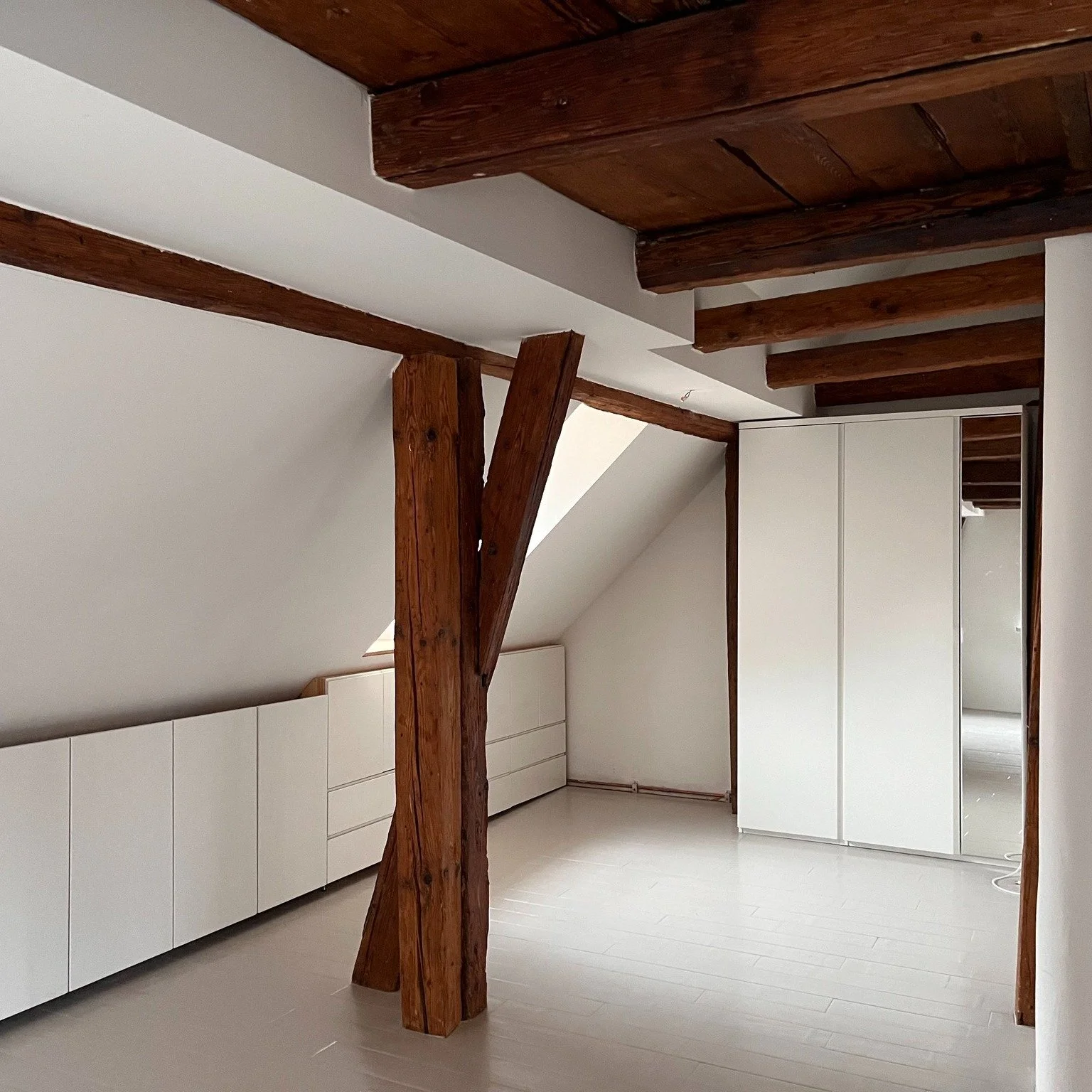 Manchmal erg&auml;nzt sich Ma&szlig;anfertigung und IKEA ganz gut. Rechts: IKEA PAX, links: Einbauschrank auf Ma&szlig; im Altbau.
#Ma&szlig;anfertigung #IKEA #PAX #Einbauschrank #Altbau #Innenarchitektur #Raumgestaltung #Stauraum #M&ouml;beldesign #