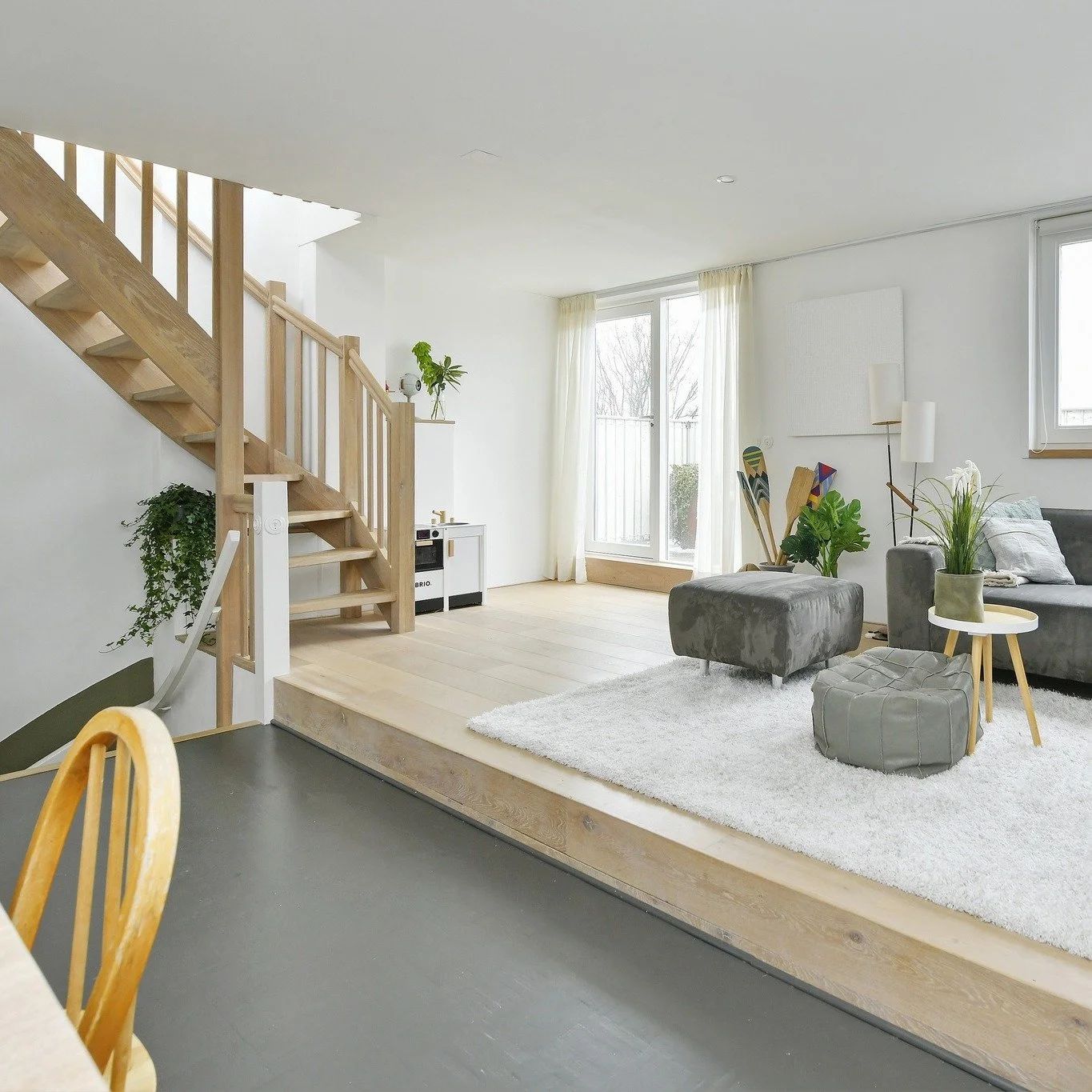 Wohnzimmerprojekt abgeschlossen! 🛠️🏡
✅ St&auml;bchenparkett verlegt: Das klassische Muster bringt zeitlose Eleganz in den Raum.
✅ W&auml;nde gestrichen: Frische Farben sorgen f&uuml;r eine einladende Atmosph&auml;re.
✅ Podest gebaut: Schafft eine i