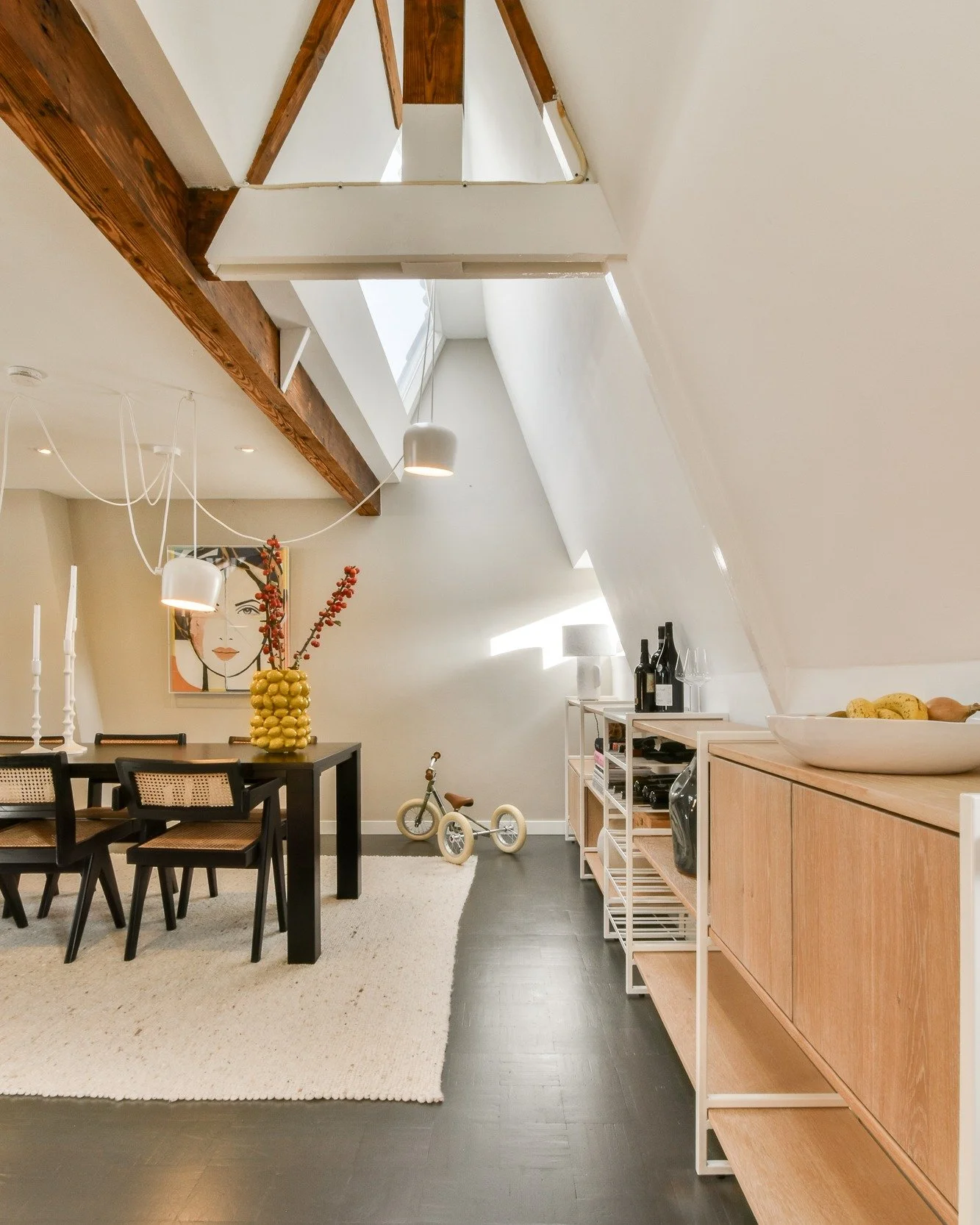 Schaut euch diese Holzbalken an! 😍 Geb&uuml;rstet, ge&ouml;lt und veredelt &ndash; sie erstrahlen in neuem Glanz und sind das Highlight des Wohn-Essbereichs. 🌟
#Holzbalken #WohnEssbereich #InteriorDesign #Holzveredelung #Raumgestaltung #Handwerksku