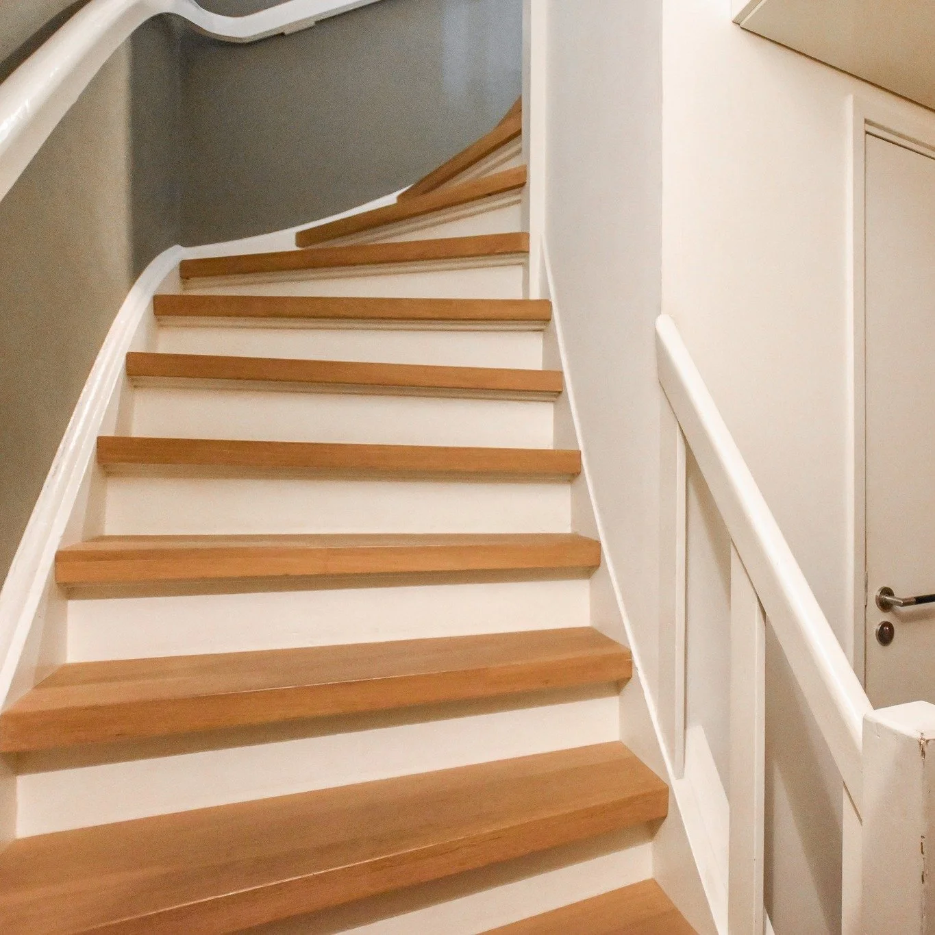 Treppenrestaurierung mit massiven Eichentrittstufen 🛠️✨
Eine alte Treppe erstrahlt in neuem Glanz mit ma&szlig;gefertigten Eichentrittstufen, veredelt mit hochwertigem &Ouml;l. Die nat&uuml;rliche Maserung des Eichenholzes bringt W&auml;rme und Eleg