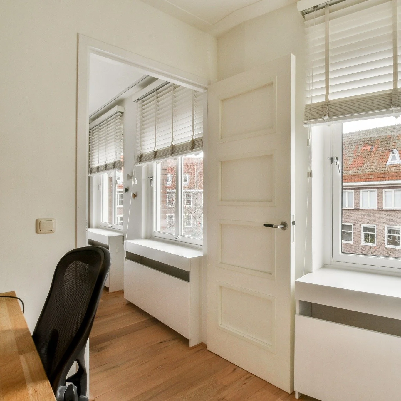 Ups, wo ist der Heizk&ouml;rper hin? 🤔
Mit dieser cleveren Fensterbank-Integration ist der Heizk&ouml;rper nicht nur unsichtbar, sondern bietet auch extra Ablagefl&auml;che und einen gem&uuml;tlichen Sitzplatz. Wer h&auml;tte gedacht, dass Heizen so