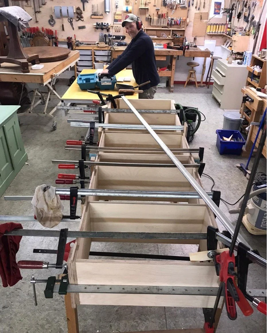 Zur Abwechslung mal ich bei der Arbeit back in Amsterdam&hellip; 🛠️✨ #Schreinerkunst #AmsterdamVibes #HandwerksLiebe #AltesStudio #KreativeMomente #Holzarbeit #WerkstattLeben #HandgemachtMitLiebe #DesignMitLeidenschaft #SchreinerLeben #MadeWithLove 