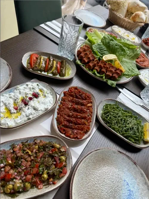 Meze Gerichte auf einem Tisch und ein Glas Wasser.