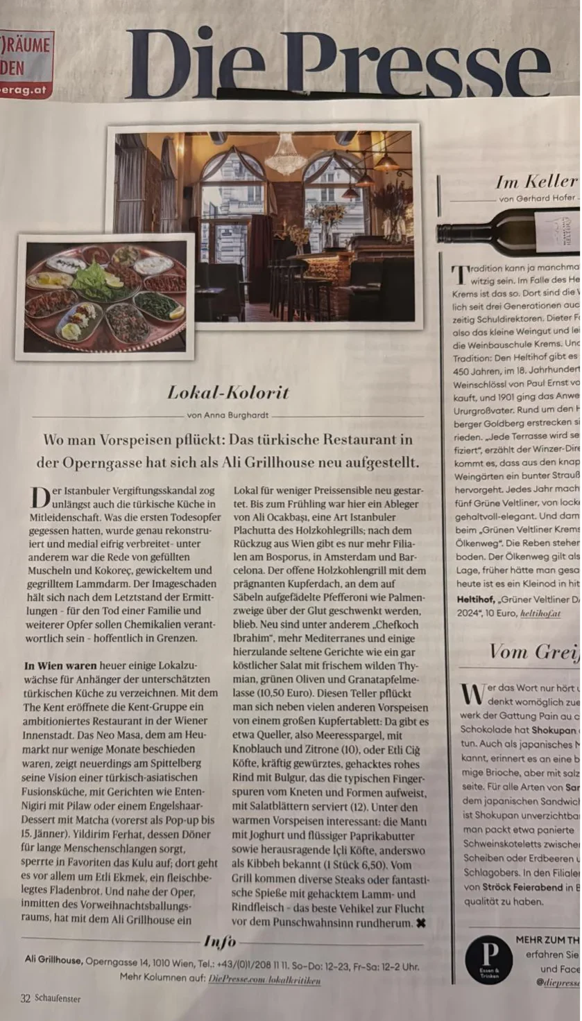 Zeitungsartikel über das  türkischen Restaurant Ali Grillhouse in Wien, mit Fotos vom  Innenraum und einen Teller mit türkischer Vorspeise.