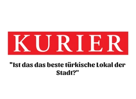 Nachtaufnahme des eleganten Restaurants Ali Grillhouse in der Operngasse 14 in 1010 Wien. Mit großen Fenstern und Innenbeleuchtung, davor stehendes Auto, Straßenbeleuchtung und Lichtspuren von vorbeifahrenden Fahrzeugen.