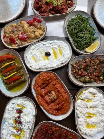 Meze-tuerkische-Vorspeise-Restaurant-Ali-Grillhouse.webp