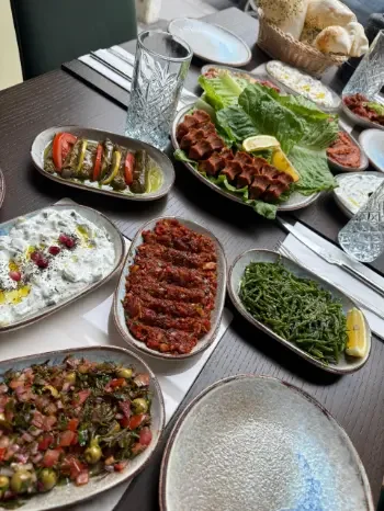 Meze-Vorspeise-tuerkisches-Restaurant.webp