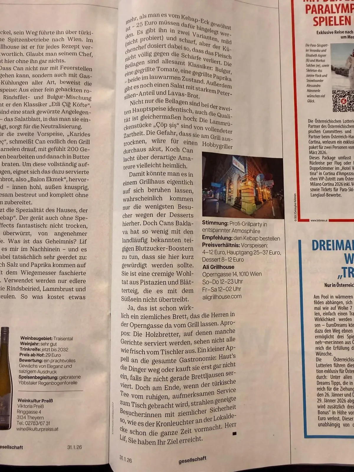 Artikel über Grillparty in entspannter Atmosphäre mit einem Bild von einer beleuchteten Straße bei Nacht.