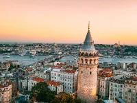 Blick auf die Galata-Turm in Istanbul bei Sonnenuntergang