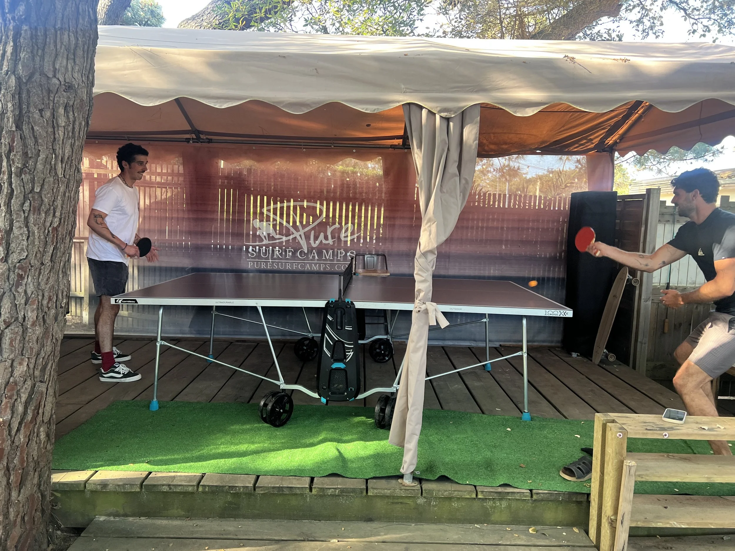 Ping-pong, bonne humeur et couchers de soleil magiques