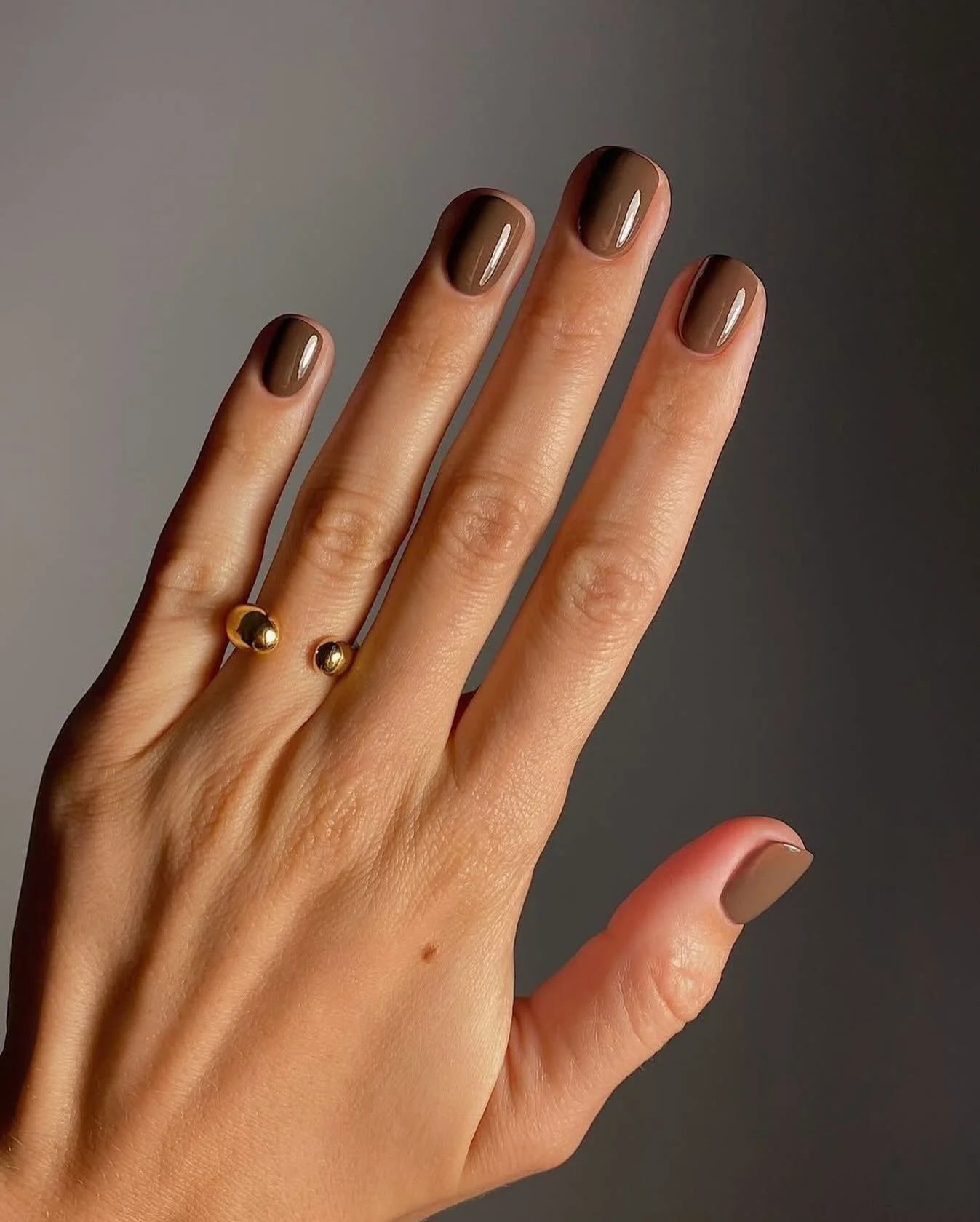 Chocolate browns are officially here to stay 🤎🍫

Rich, glossy and endlessly flattering - this shade is the ultimate neutral for any season. Whether you love short and natural or sleek and sculpted, chocolate brown nails always look polished, luxe a