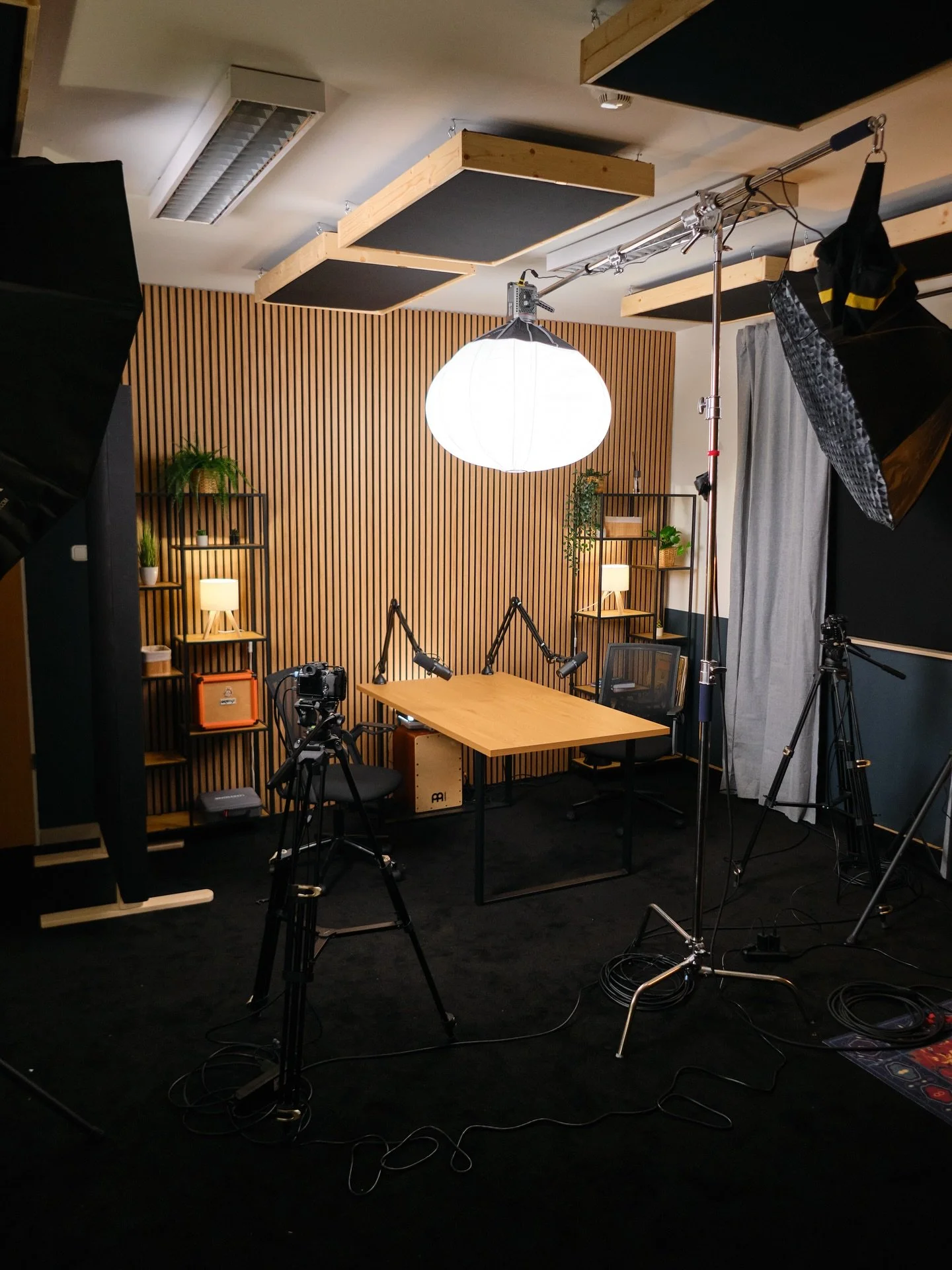 Podcast vagy esetleg vodcast? 
N&aacute;lunk mindkettőre van lehetős&eacute;ged! Hozd el a legjobb t&eacute;m&aacute;idat, mi pedig biztos&iacute;tjuk hozz&aacute; a teljes technikai h&aacute;tteret.

#vodcast #podcast #podcasthungary #vodcastbudapes