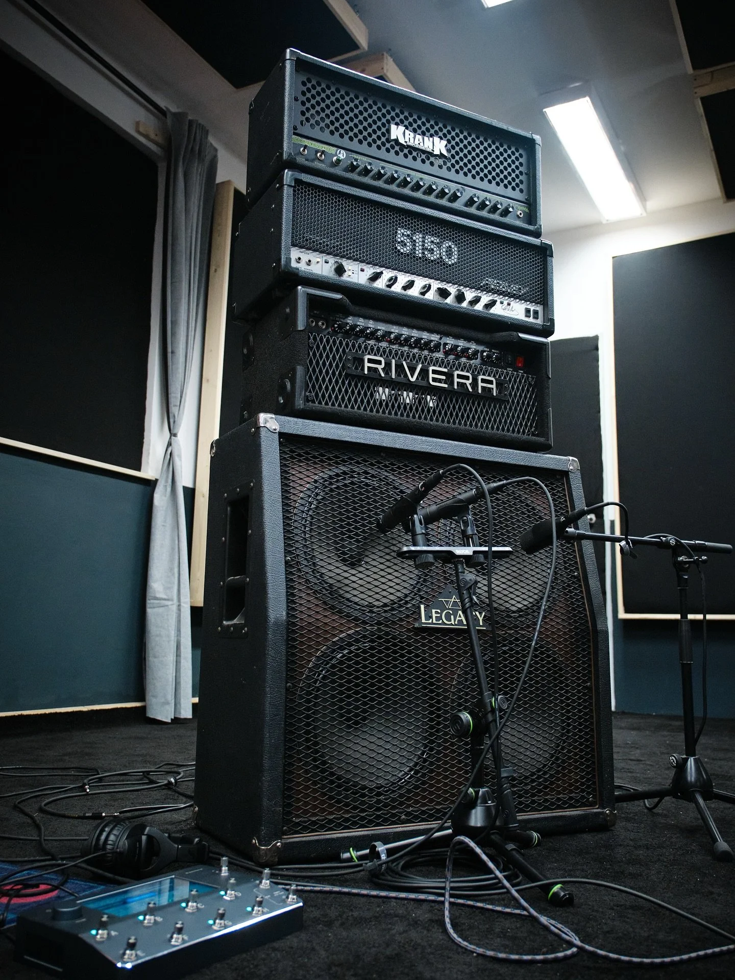 A h&eacute;tv&eacute;g&eacute;n kihajtottunk n&eacute;mi cs&ouml;ves high-gain er&ouml;lk&ouml;dőt 🎸🔊🎤 
Mikrofonoz&aacute;s &uuml;gyileg haszn&aacute;ltuk a Fredman technik&aacute;t &eacute;s extra fűszerk&eacute;nt kiraktunk m&eacute;g egy MD421 