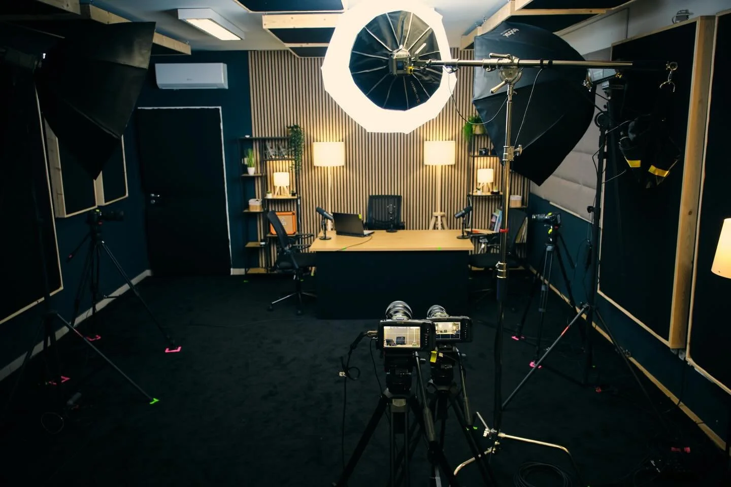 🎙️ Podcast setup

Fejlesztett&uuml;nk a podcast setupunkon, &eacute;s k&eacute;sz&uuml;l&uuml;nk egy 4 kamer&aacute;s felv&eacute;telre. 📹
Ha van egy t&ouml;rt&eacute;neted, amit a lehető legjobb minős&eacute;gben szeretn&eacute;l r&ouml;gz&iacute;