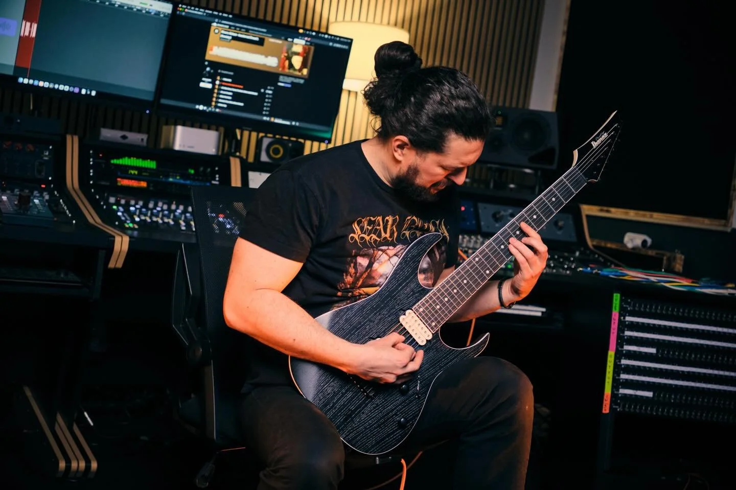 @marton.kertesz-el a Rivers Ablaze git&aacute;ros&aacute;val k&eacute;sz&iacute;tett&uuml;nk egy guitar playthrough vide&oacute;t 🎸📹

#integralab #guitarplaythrough #studiosession