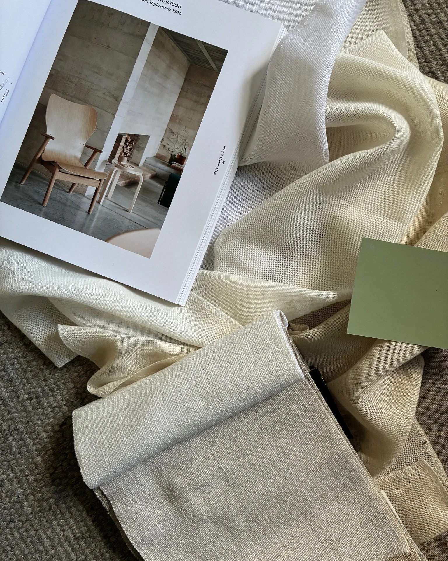 T&auml;ll&auml; viikolla on ollut monta ihanaa kohtaamista erilaisissa kodeissa. T&auml;ss&auml; fiiliksi&auml; er&auml;&auml;st&auml; konsultaatiosta, jossa mietittiin uudistusta olohuoneeseen pehmeill&auml; materiaaleilla ja luonnosta l&ouml;ytyvil