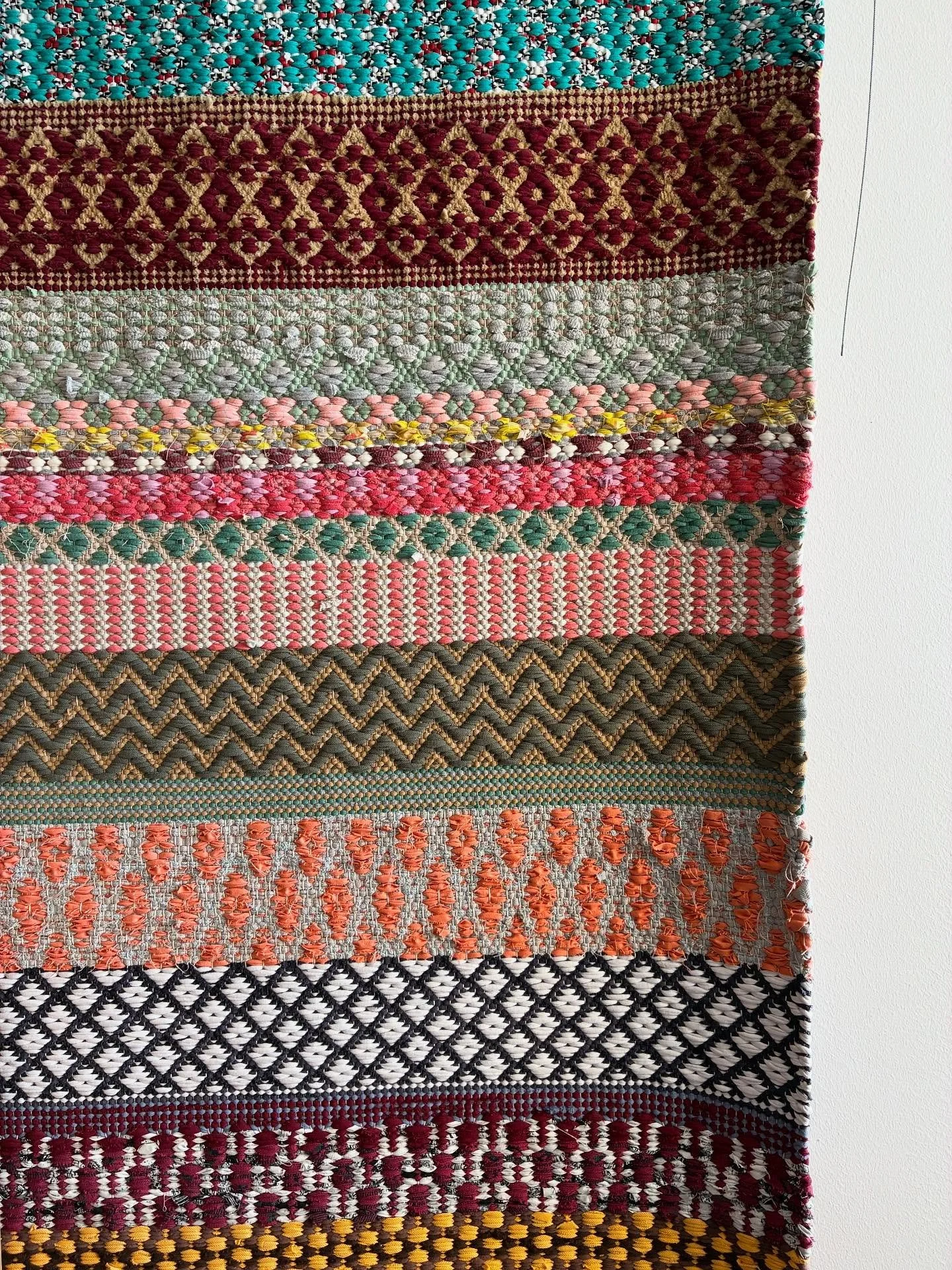 Sain yll&auml;tt&auml;v&auml;n mahdollisuuden t&auml;n&auml;&auml;n kurkistaa todella kiehtovaan ja kauniiseen kudonnaisten maailmaan. Kuinka taitavia tekij&ouml;it&auml; meill&auml; Suomessa onkaan! Ja mitk&auml; v&auml;riyhdistelm&auml;t! 🤩 #sisus