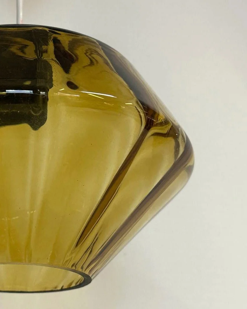 N&auml;in pime&auml;n vuodenajan saavuttua rakkauteni vanhoihin valaisimiin nostaa taas p&auml;&auml;t&auml;&auml;n. Kuinka kaunislinjaisia ja ajattomia nuo aiempien vuosikymmenten valaisimet voivatkaan olla! Sopivat nykysisustukseen tuoden kivasti k