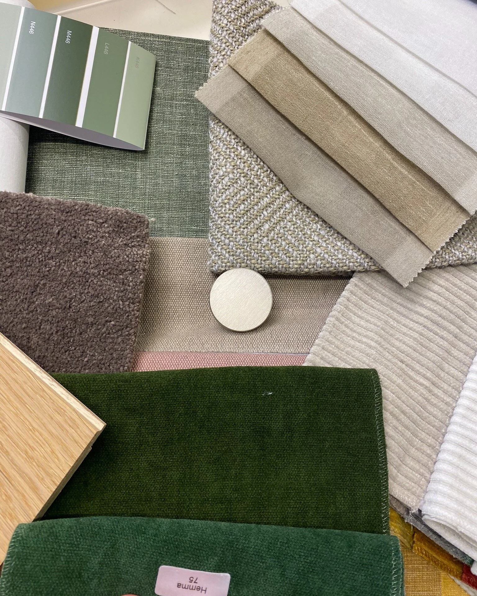 Kun mieless&auml; on kodin uudistus, moni pohtii milloin riitt&auml;&auml; sisustuskonsultaatio &ndash; ja milloin tarvitaan laajempi suunnitelma.

K&auml;yt&auml;nn&ouml;ss&auml; ero on yksinkertainen:
- Sisustuskonsultaatio on kevyt tapa saada amma