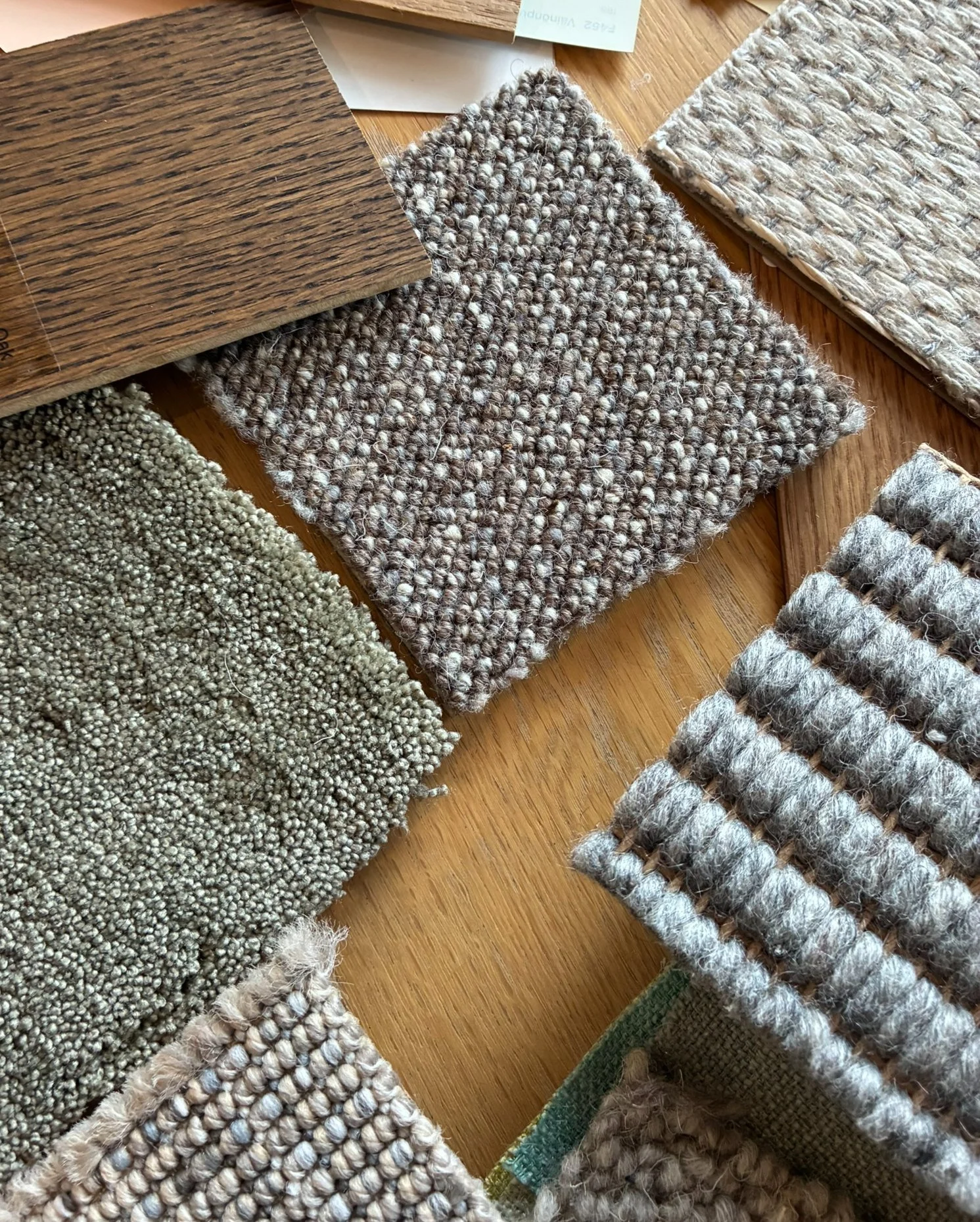 Materiaalit ovat kuin sanoja, joilla kerromme tarinan kodista.

T&auml;ss&auml; kurkistus er&auml;&auml;n kodin suunnitteluvaiheeseen:
puuta, rauhallinen s&auml;vymaailma sek&auml; mattapinnat tuovat tilaan l&auml;mp&ouml;&auml; ja ajatonta tyyneytt&