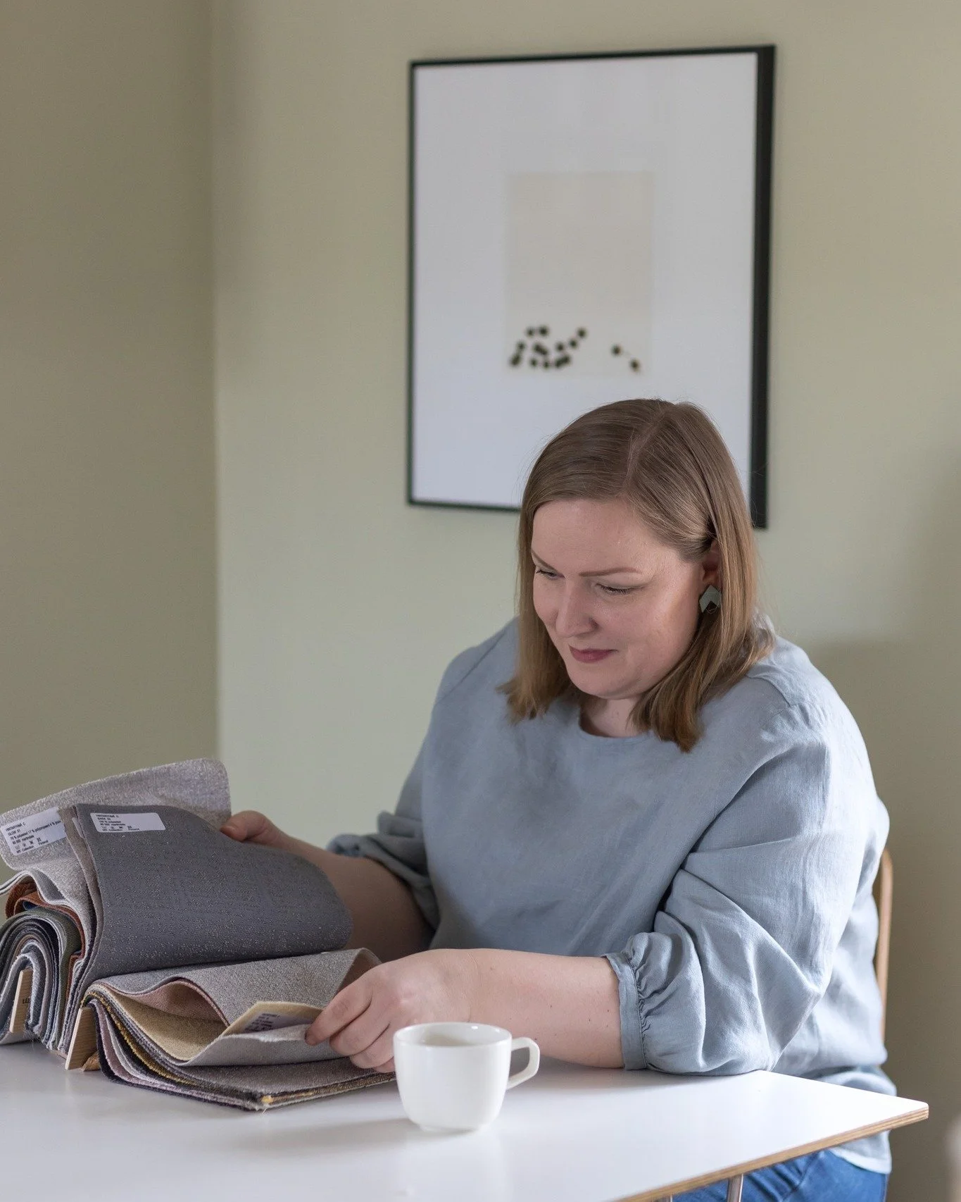 &ldquo;Voiko lahjalla oikeasti helpottaa arkea?&rdquo; Kyll&auml; voi.

Sisustuskonsultaatio on palvelu, jossa pys&auml;hdyt&auml;&auml;n katsomaan kotia uudesta n&auml;k&ouml;kulmasta.

Usein jo pienet muutokset riitt&auml;v&auml;t:
&ndash; Kalustei