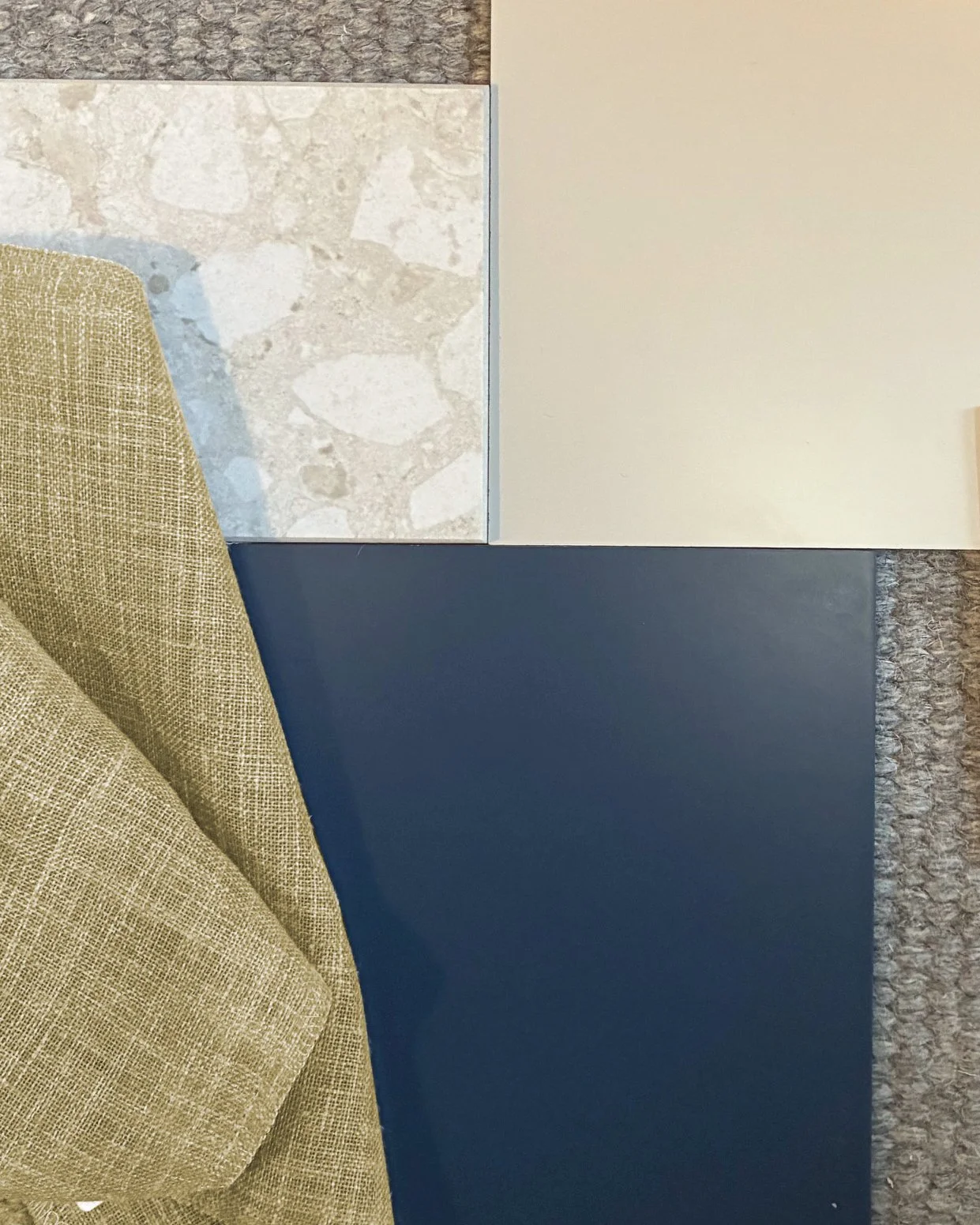 T&auml;h&auml;n pimeimp&auml;&auml;n aikaan vuodesta liittyy omat haasteensa sisustussuunnittelijan ty&ouml;ss&auml;. Kun luonnonvalo on niukkaa, s&auml;vyjen ja materiaalien arviointi vaatii erityist&auml; tarkkuutta. 

T&auml;ss&auml;kin kokonaisuu