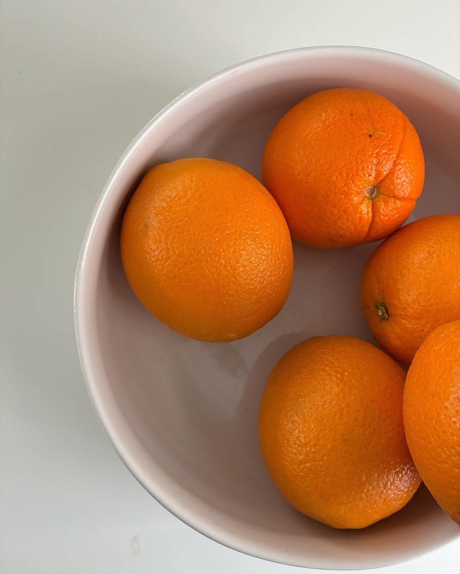 En tied&auml; teist&auml;, mutta minuun luonto ja valo vaikuttaa tosi paljon. Maisema ikkunasta on ollut musta-valko-harmaa jo monta kuukautta ja nyt kun aurinko on alkanut pilkahdella, huomaan janoavani v&auml;rej&auml;! Kunnon vihre&auml;&auml;, ma