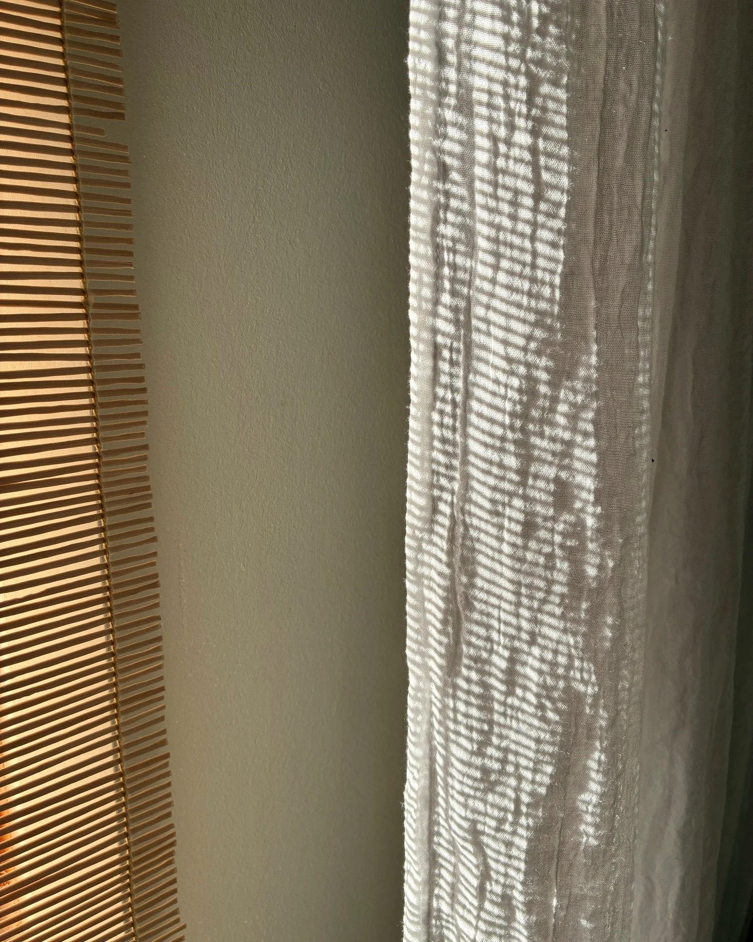 Olen lapsesta saakka ollut kiinnostunut valon ja varjon leikist&auml;.
Minusta on kiehtovaa seurata, kuinka erilaiset materiaalit heijastuvat kodin pinnoille ja luovat omaa, alati muuttuvaa kuviointiaan.

Sisustussuunnittelussa valo on yksi t&auml;rk