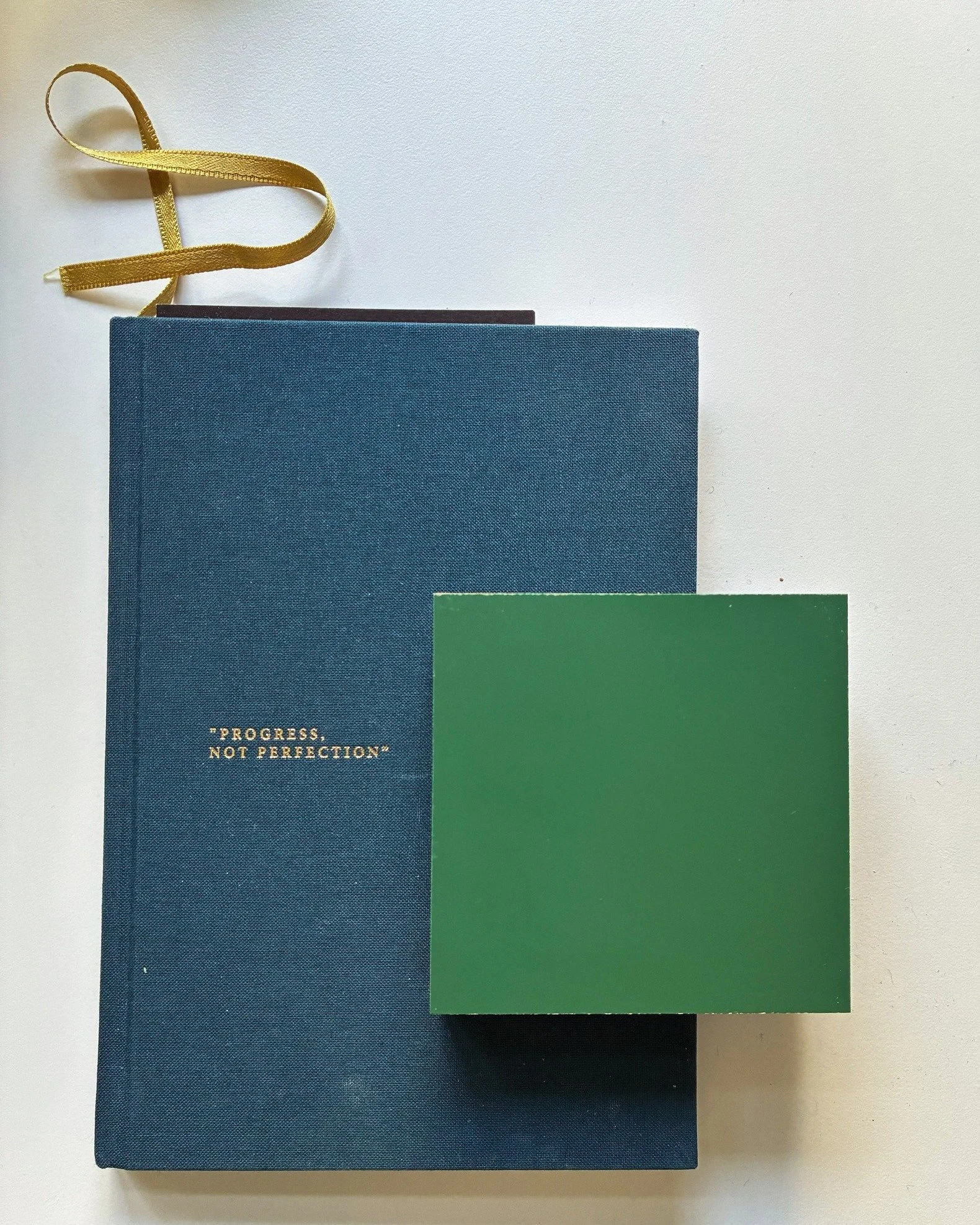 "Progress, not perfection"
Kodin ei tarvitse olla valmis tai virheet&ouml;n, jotta se olisi kodikas ja hyv&auml;.
T&auml;m&auml; muistikirjani on k&auml;yt&ouml;ss&auml;ni usein ja minusta kansi kiteytt&auml;&auml; hyvin sen, mik&auml; on t