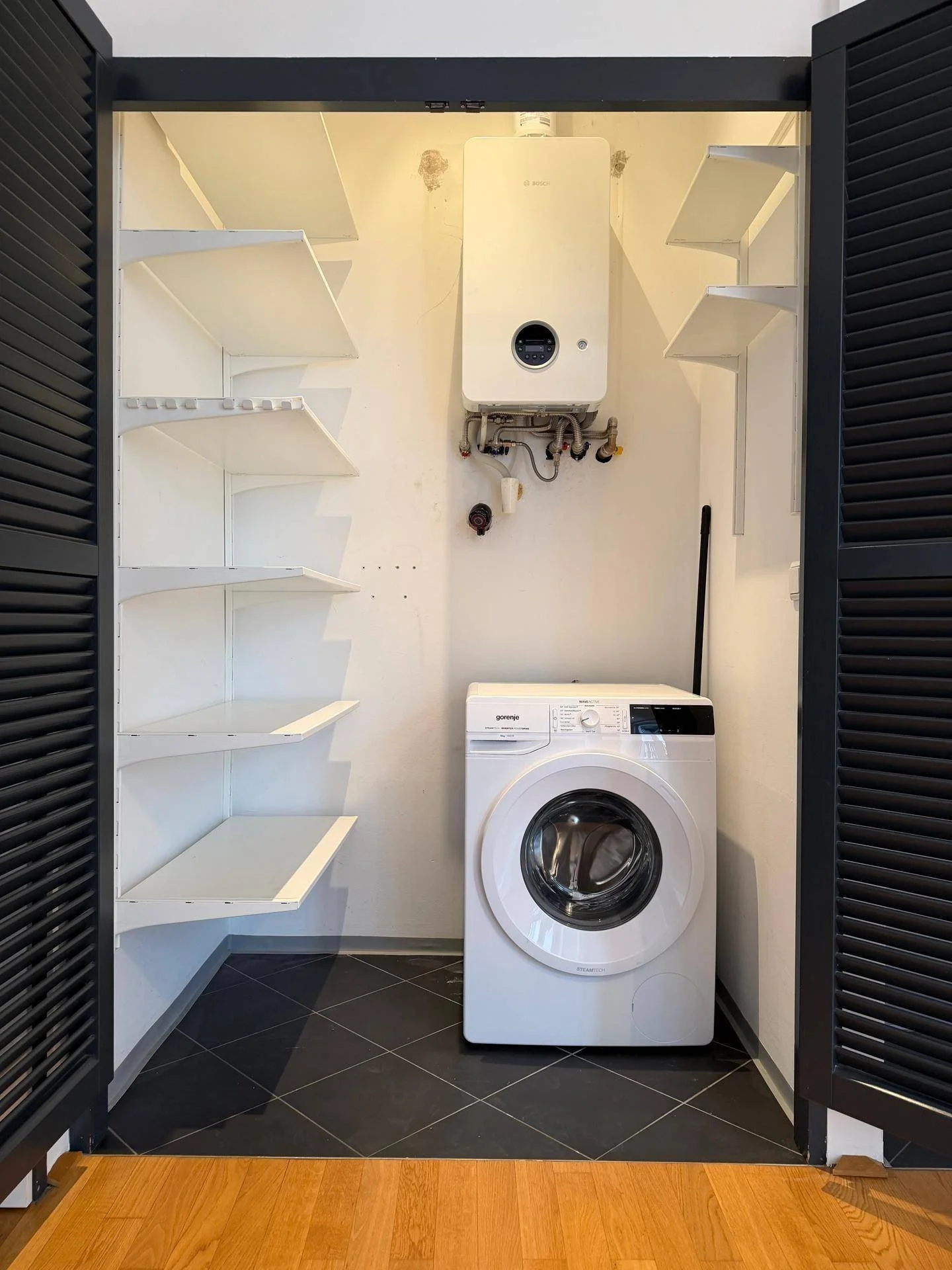 Abstellraum samt Waschmaschine