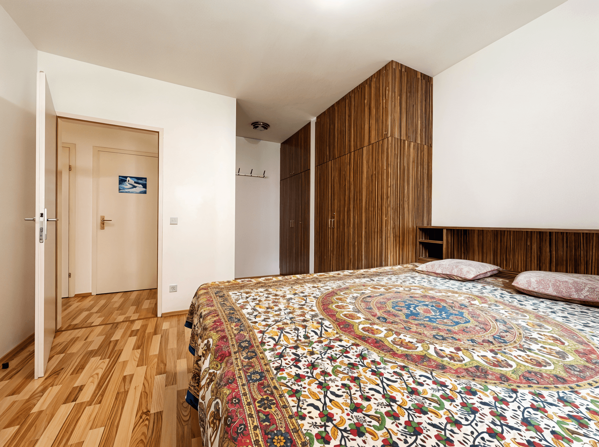 Schlafzimmer 1 mit Einbauschrank.png